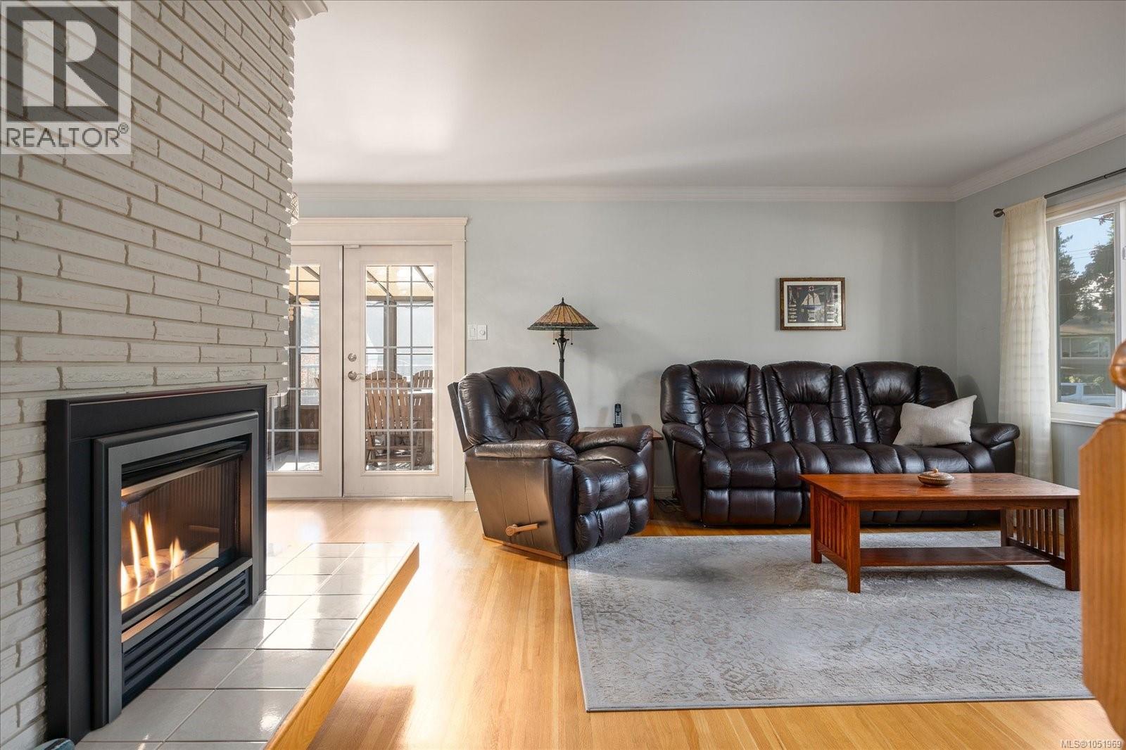 2404 Glenayr Dr