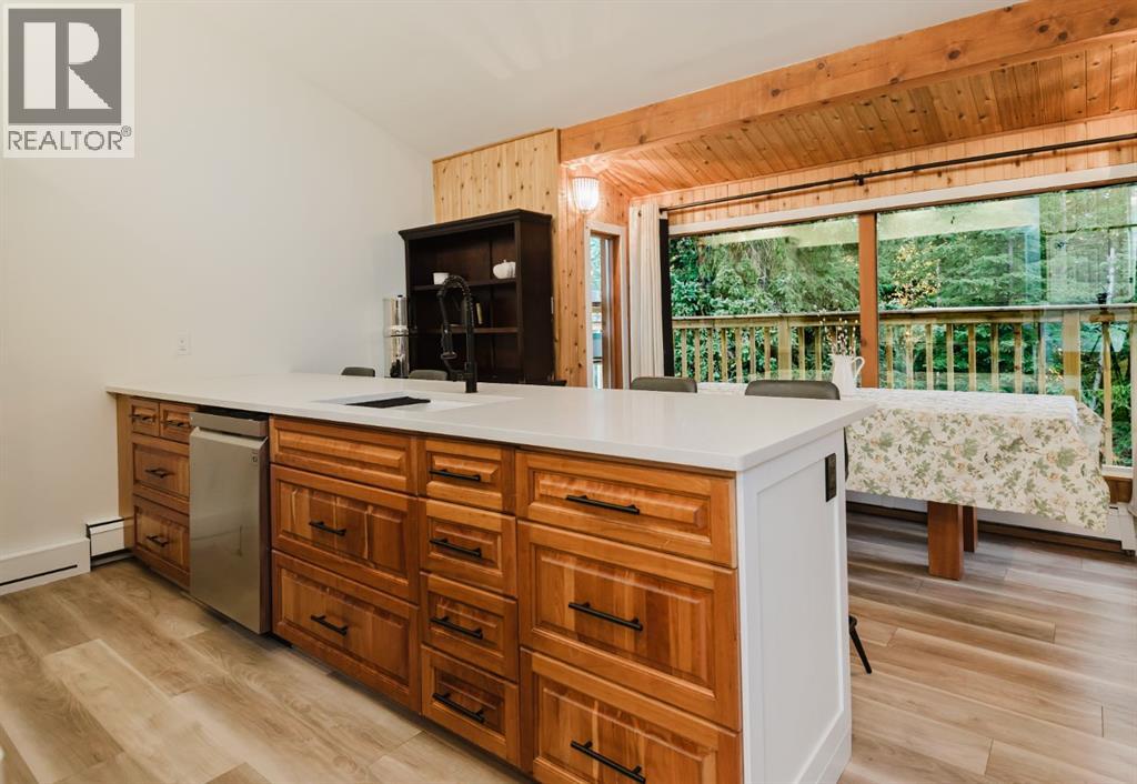 A/B, 46 Woodland Acres