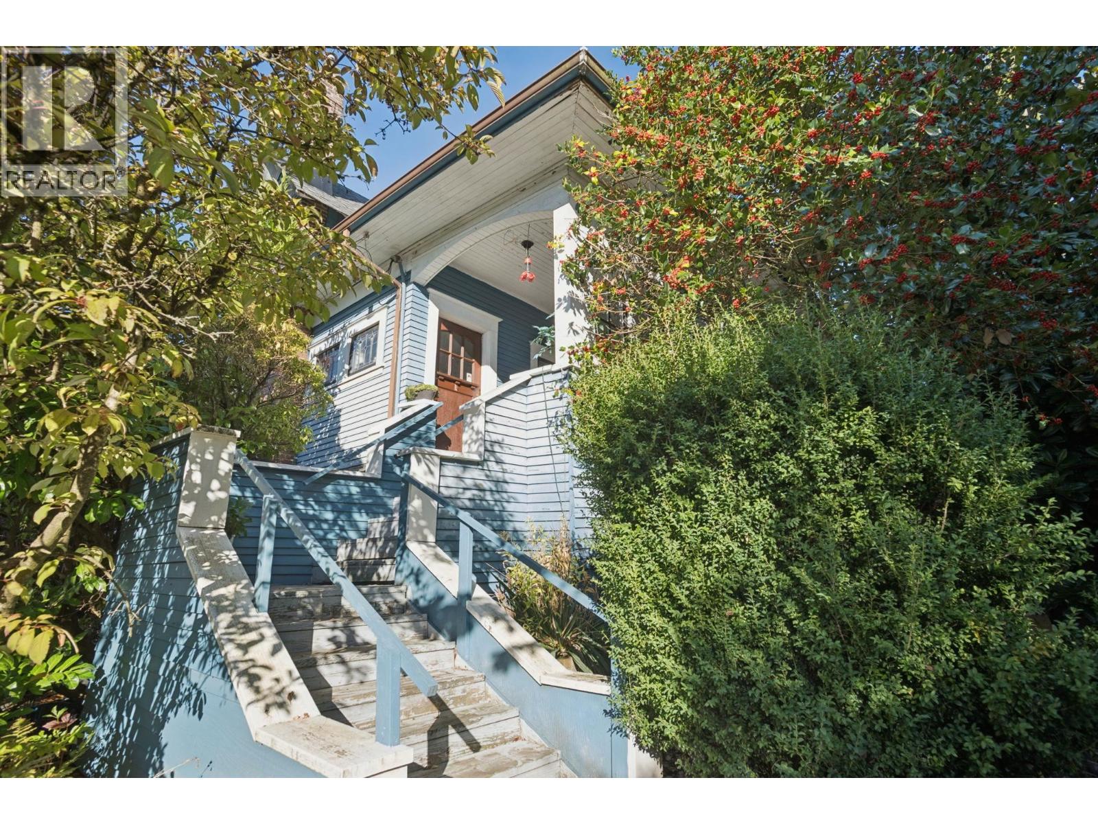 358 W 16th Street, North Vancouver, British Columbia  V7M 1T8 - Photo 3 - R3174874