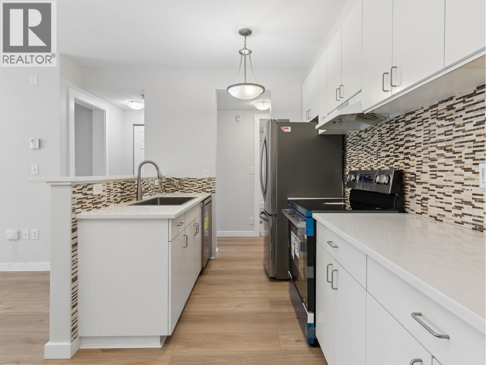 109 1033 ST. GEORGES AVENUE