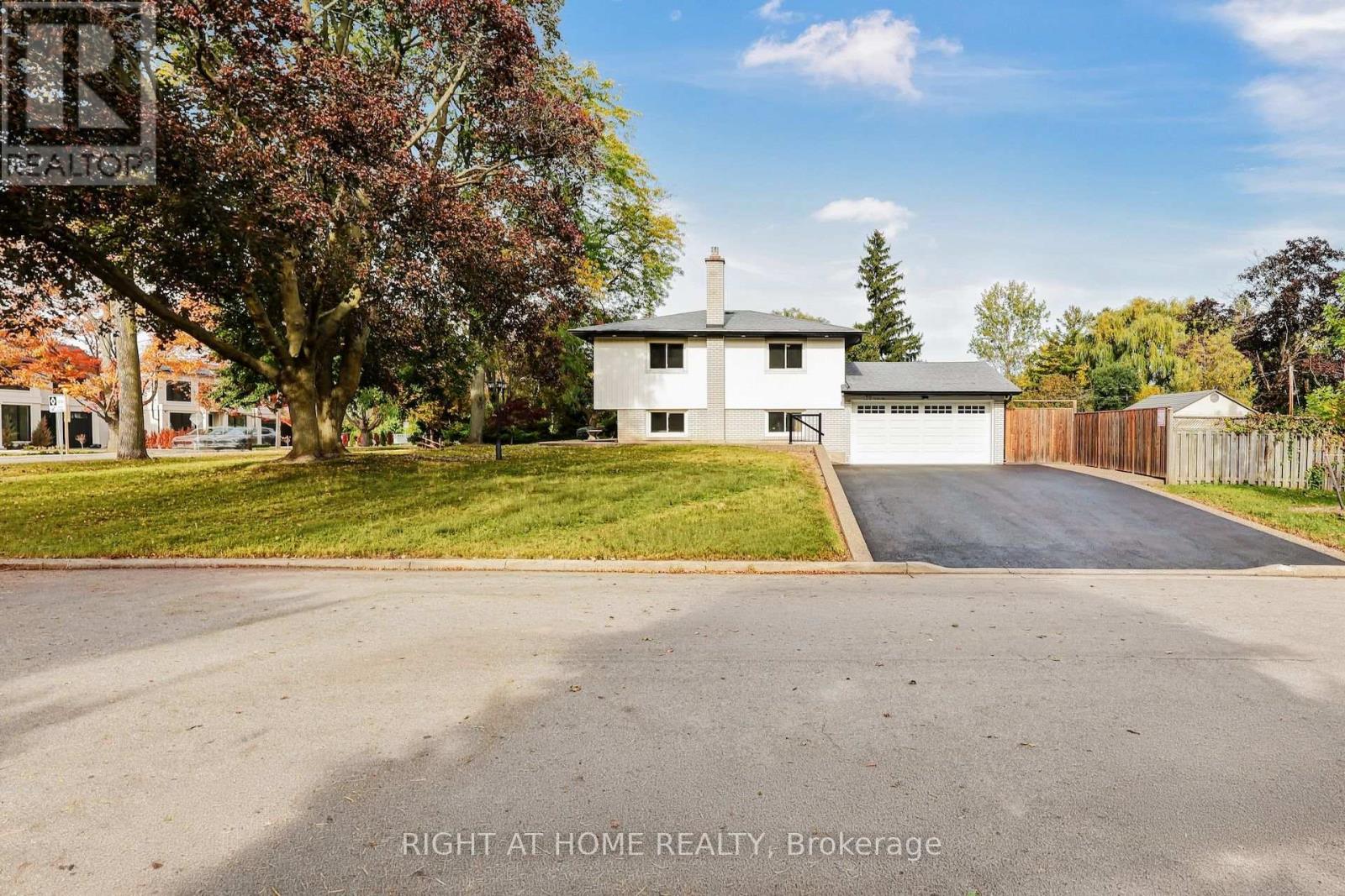 139 Third Line, Oakville, Ontario  L6L 3Z9 - Photo 2 - W14029348