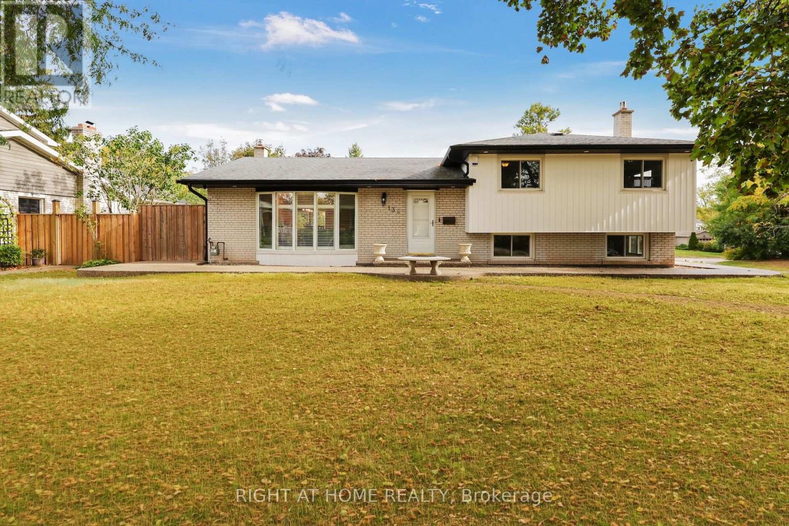 139 Third Line, Oakville, Ontario  L6L 3Z9 - Photo 4 - W14029348