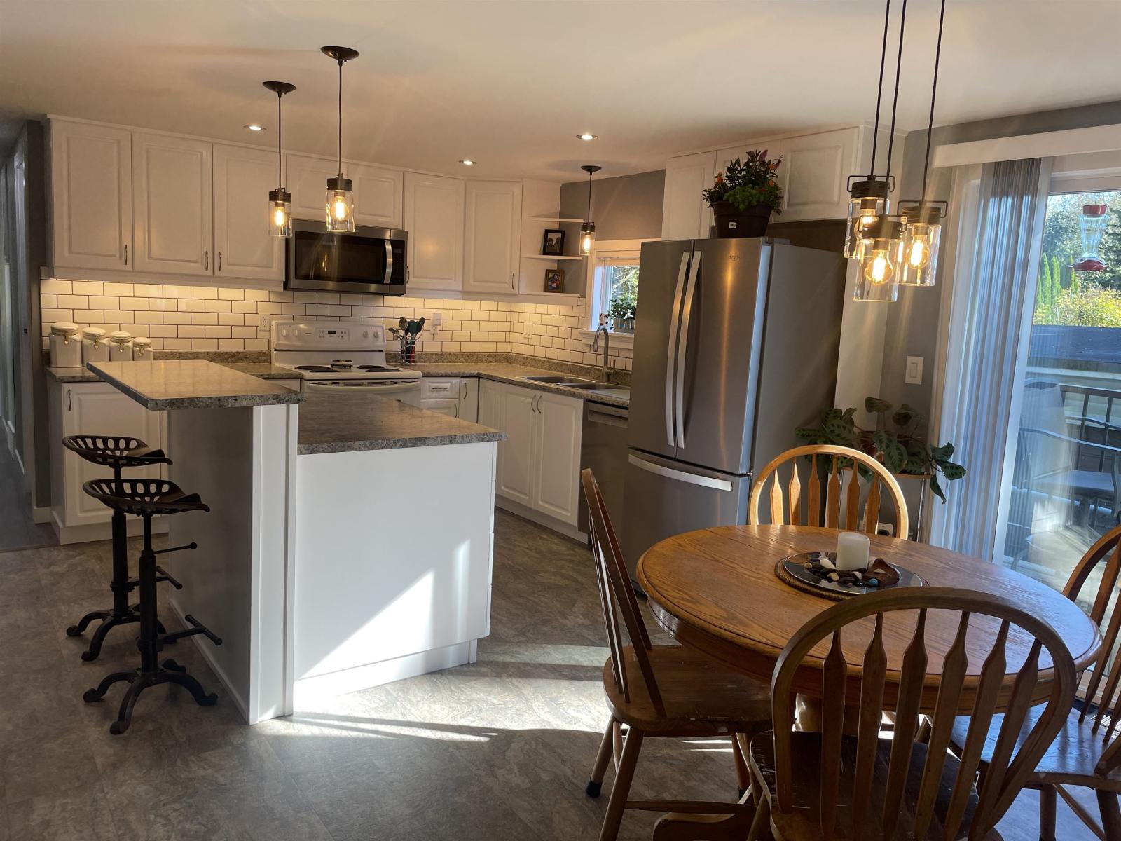 98 43201 LOUGHEED HIGHWAY