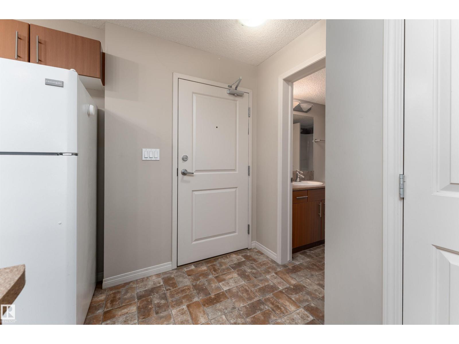 #202 105 AMBLESIDE DR SW