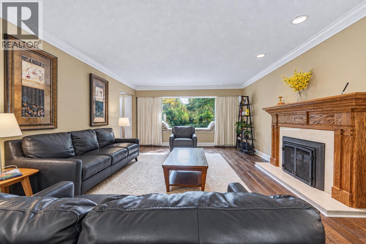 4707 MEADFEILD ROAD West Vancouver British Columbia Canada V7W2X3 4