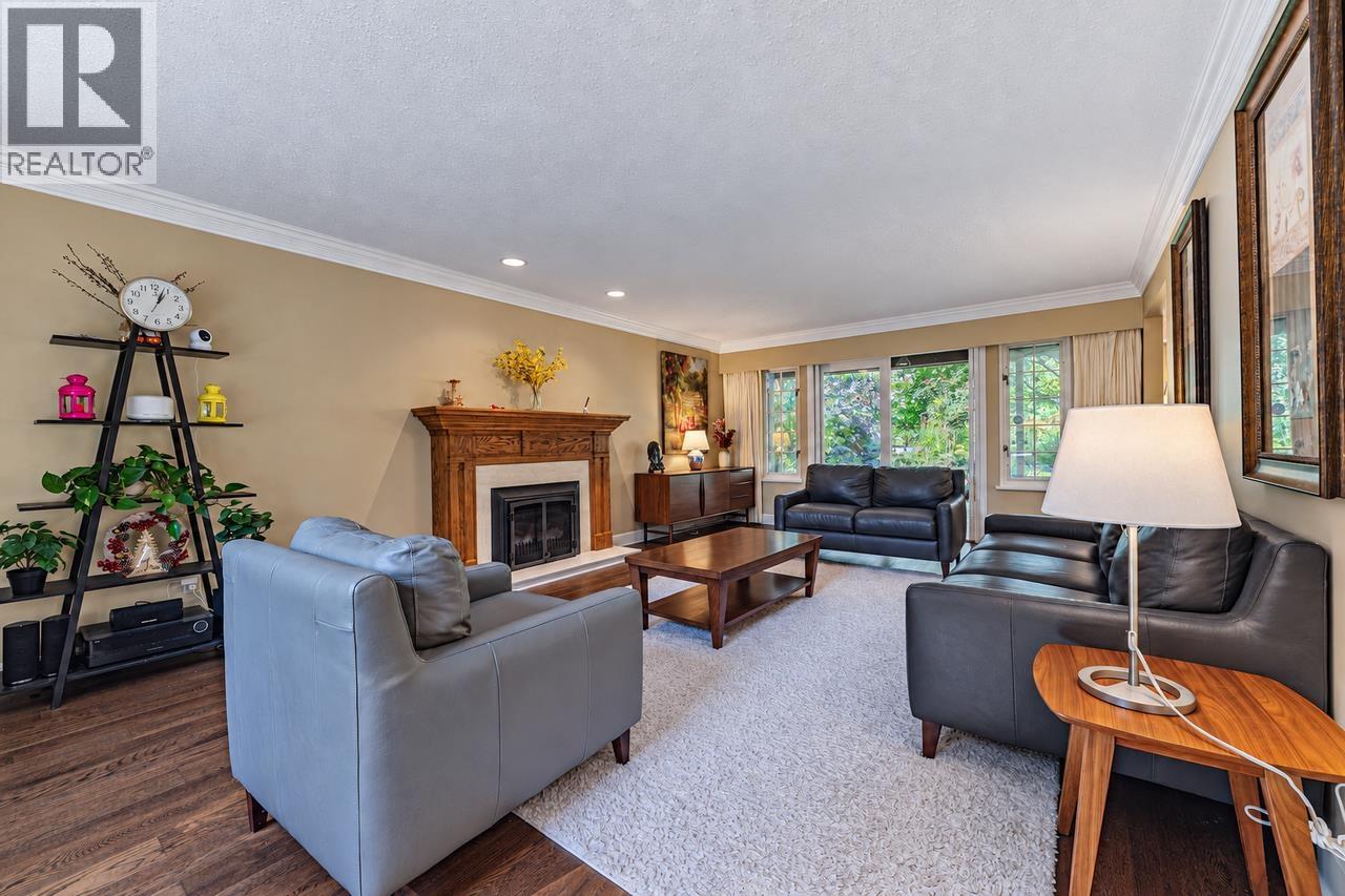 4707 MEADFEILD ROAD West Vancouver British Columbia Canada V7W2X3 5