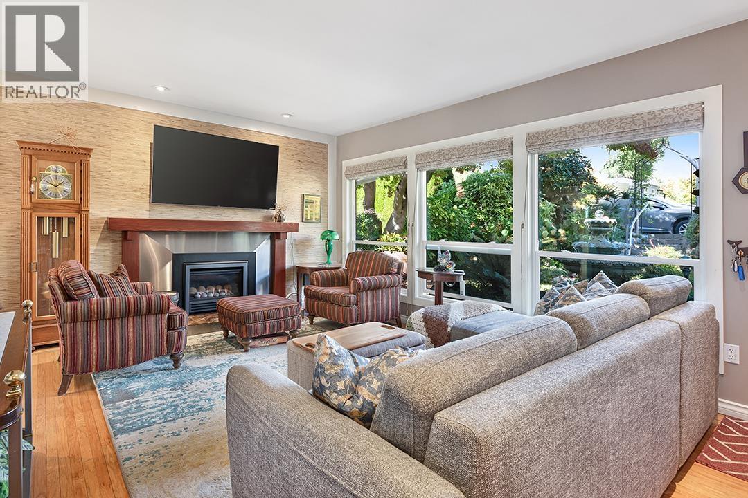 535 E Keith Road, North Vancouver, British Columbia  V7L 1W3 - Photo 2 - R3175014