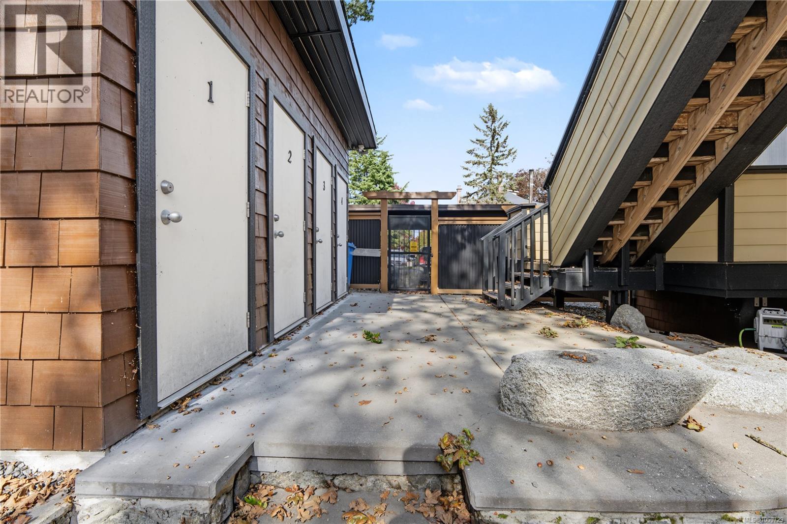 1064 Beverley Pl