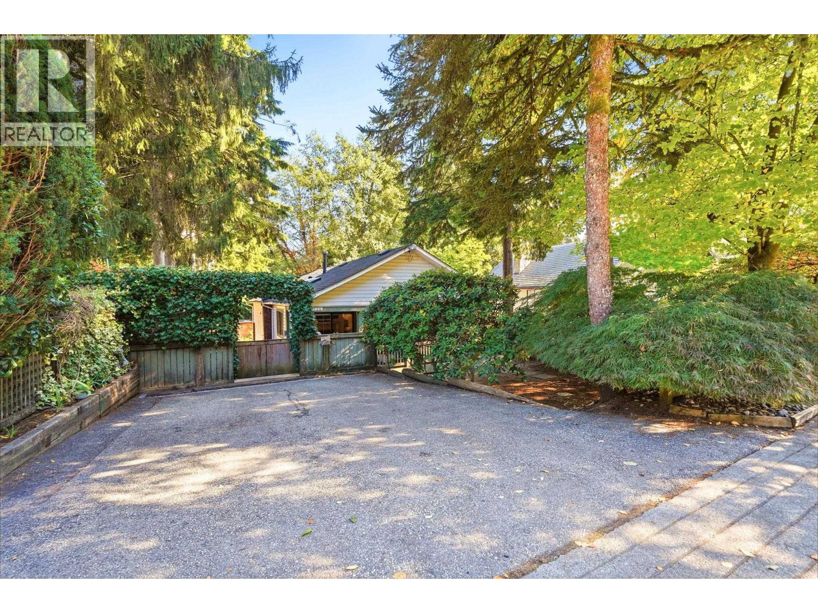 1720 Deep Cove Road, North Vancouver, British Columbia  V7G 1S5 - Photo 3 - R3174757