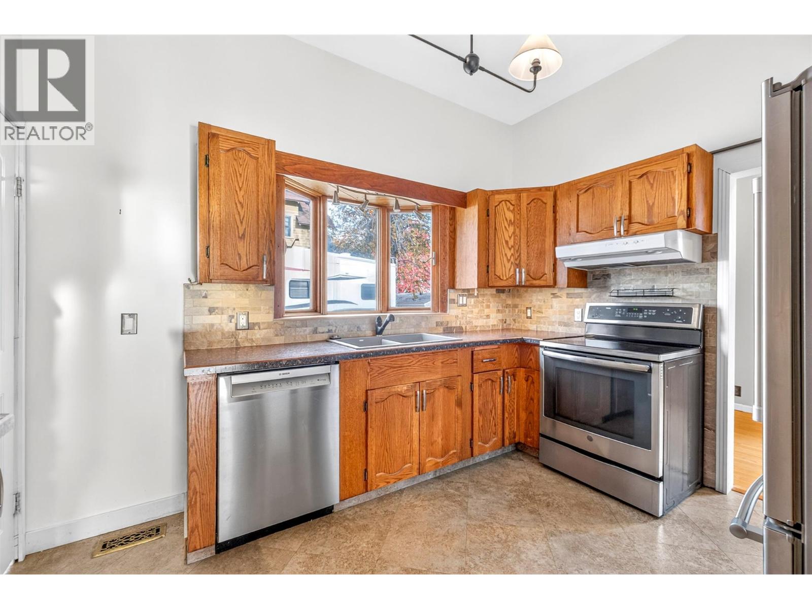 761 4th Avenue, Fernie, British Columbia  V0B 1M0 - Photo 32 - 10403382