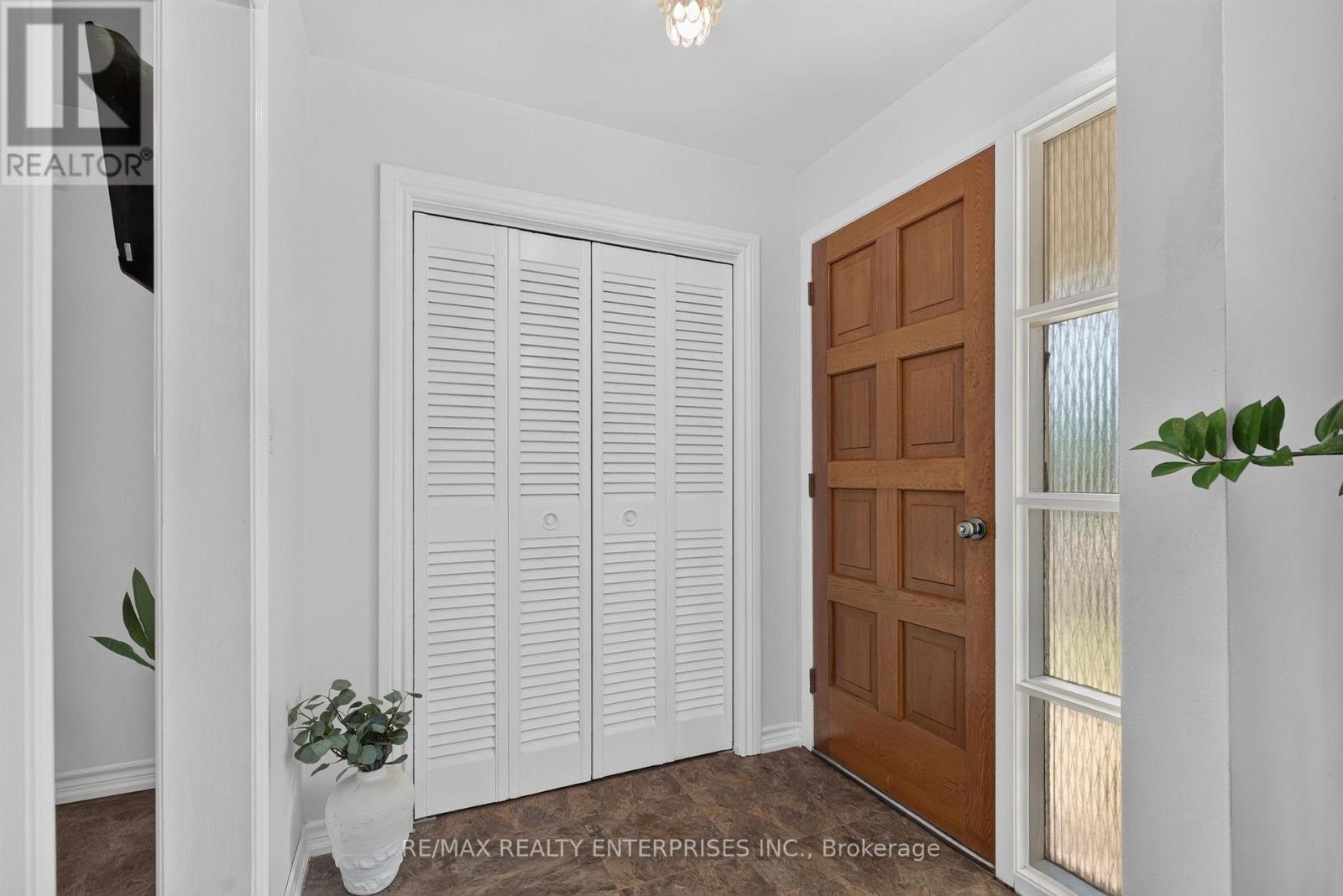 1083 MELTON DRIVE Mississauga (Lakeview) Ontario Canada L4Y1L3 2