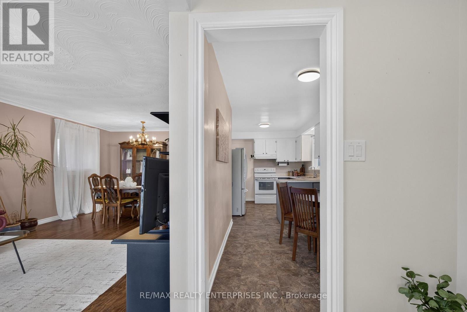 1083 MELTON DRIVE Mississauga (Lakeview) Ontario Canada L4Y1L3 3