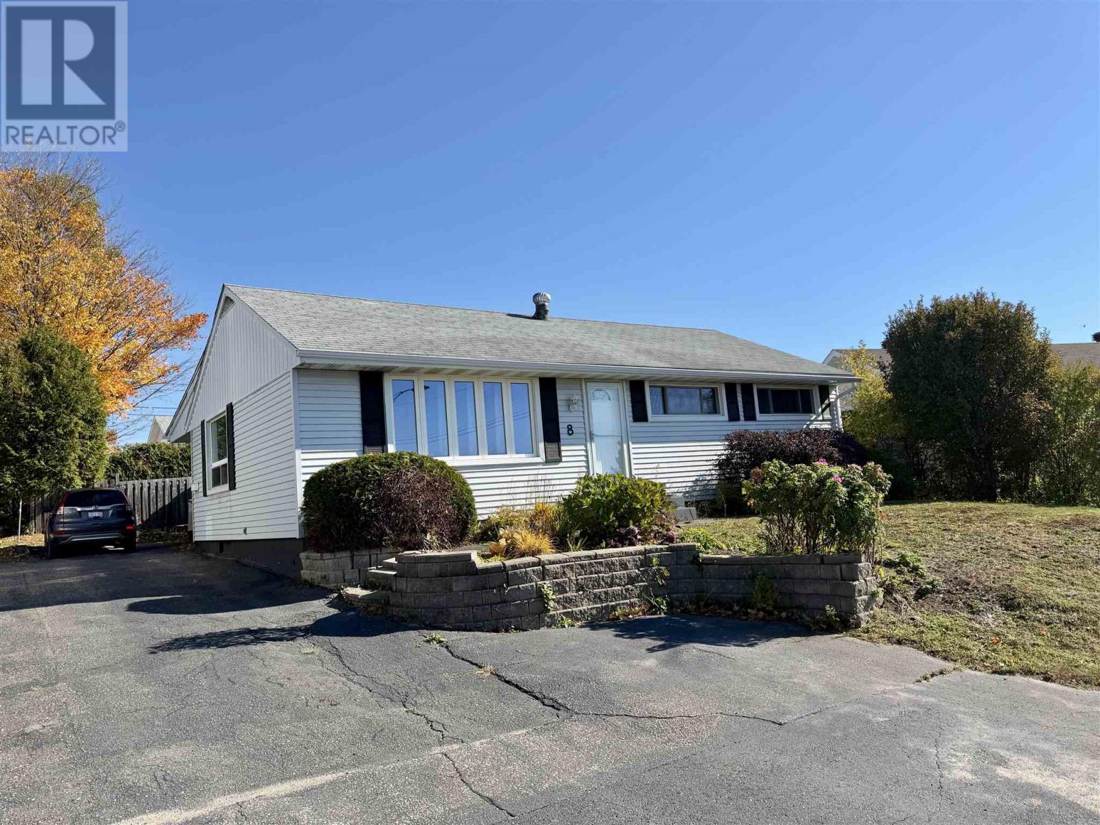 8 Benner Pl, Elliot Lake, Ontario  P5A 1T4 - Photo 2 - SM262858