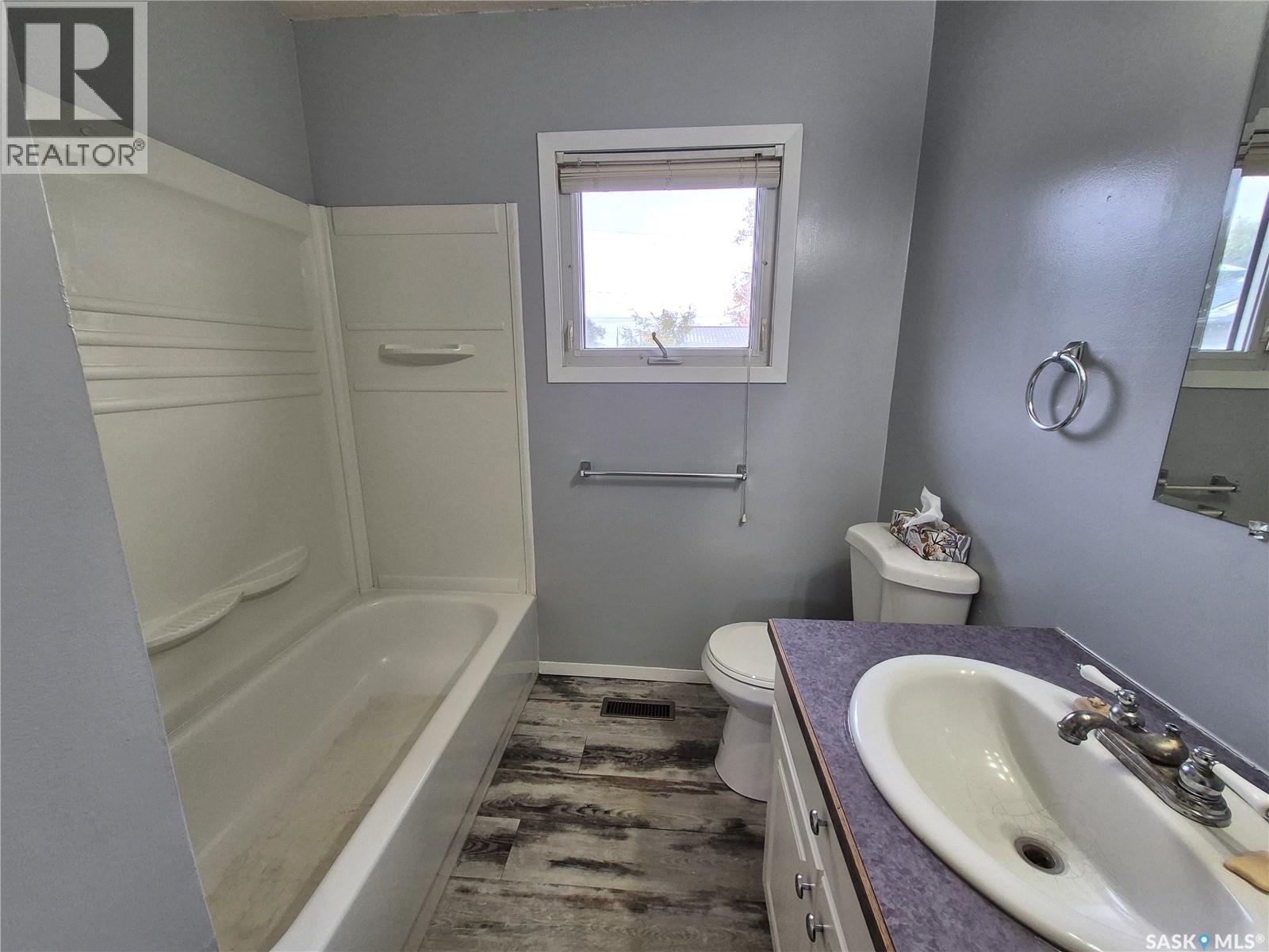 818 Geisen Street, Radville, Saskatchewan  S0C 2G0 - Photo 17 - SK051025