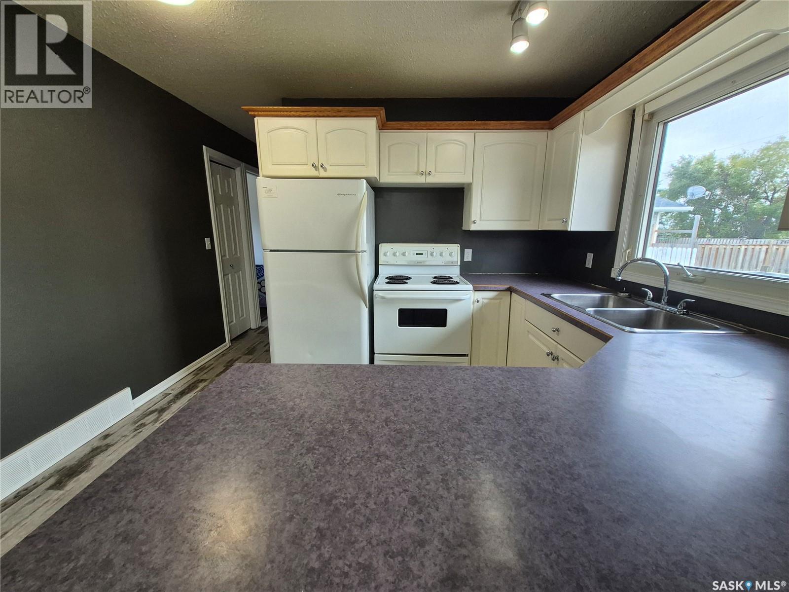 818 Geisen Street, Radville, Saskatchewan  S0C 2G0 - Photo 7 - SK051025