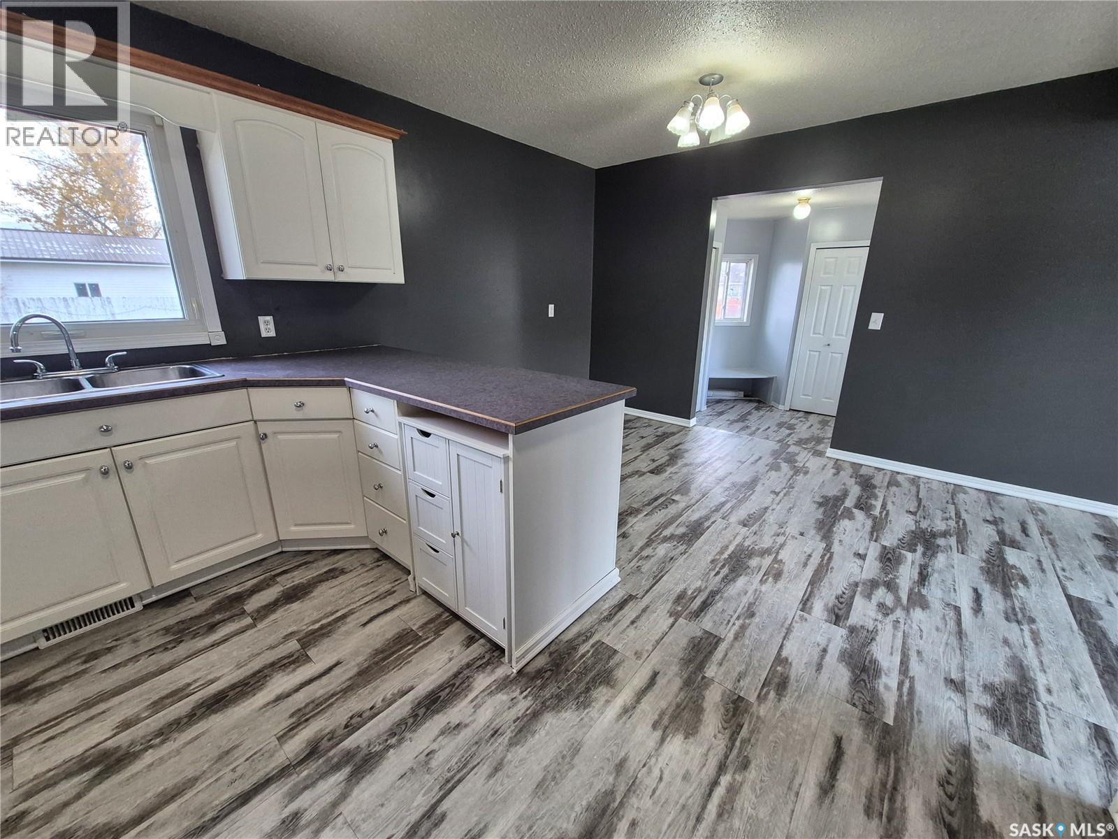 818 Geisen Street, Radville, Saskatchewan  S0C 2G0 - Photo 9 - SK051025
