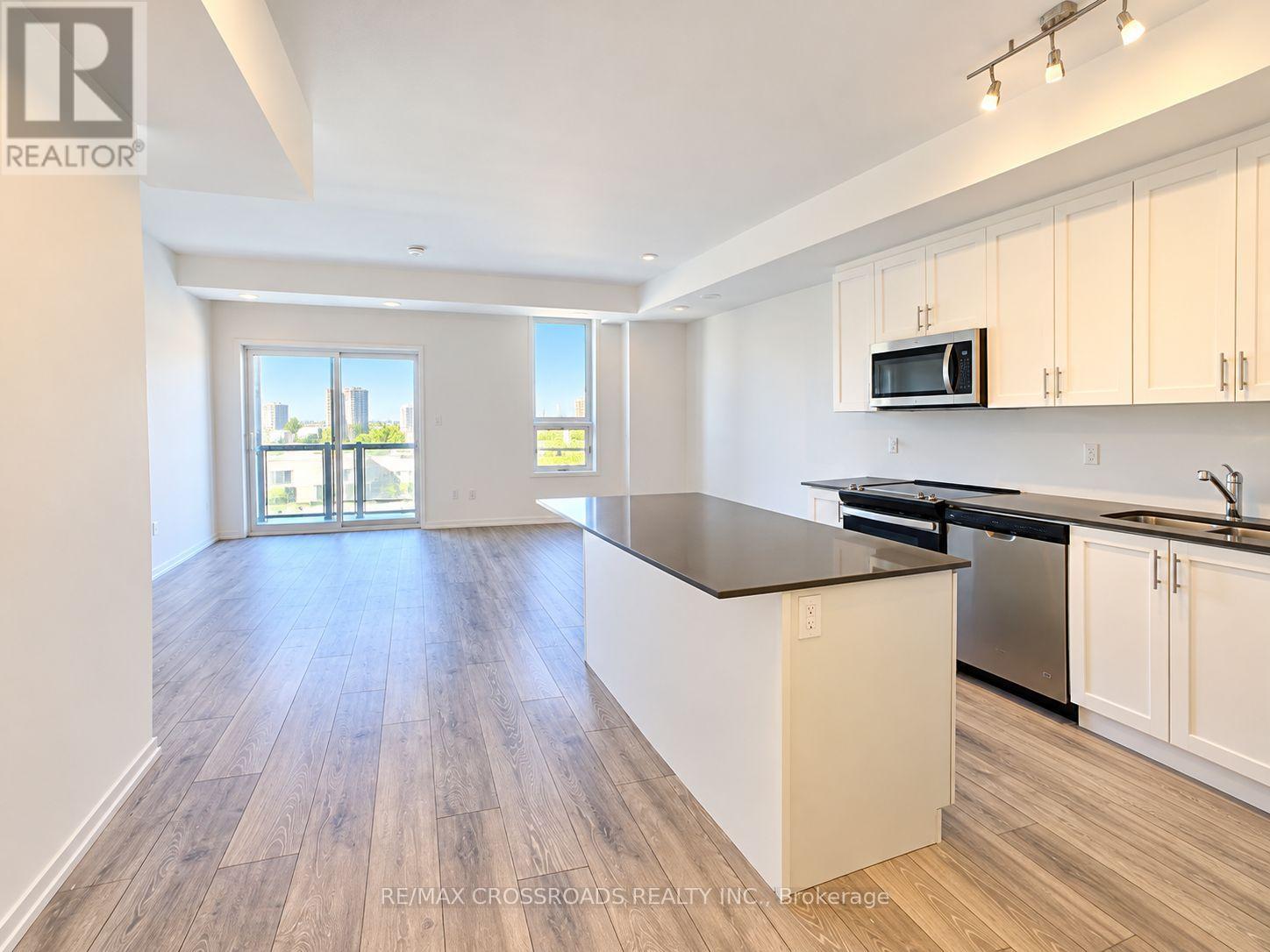 8 - 11 Lytham Green Circle, Newmarket, Ontario  L3Y 0H5 - Photo 2 - N14029914