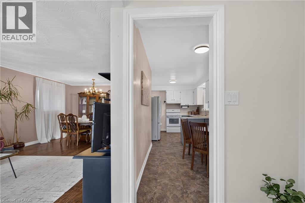 1083 MELTON Drive Mississauga Ontario Canada L4Y1L3 3