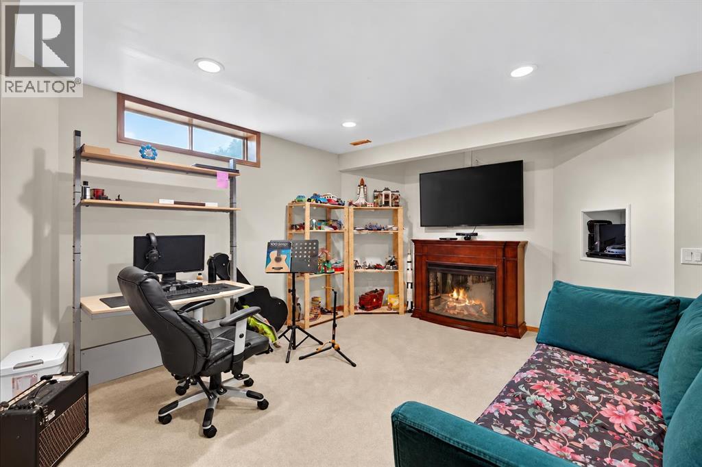 14 Hawkdale Gate NW, Calgary, Alberta  T3G 2W6 - Photo 35 - A2342815