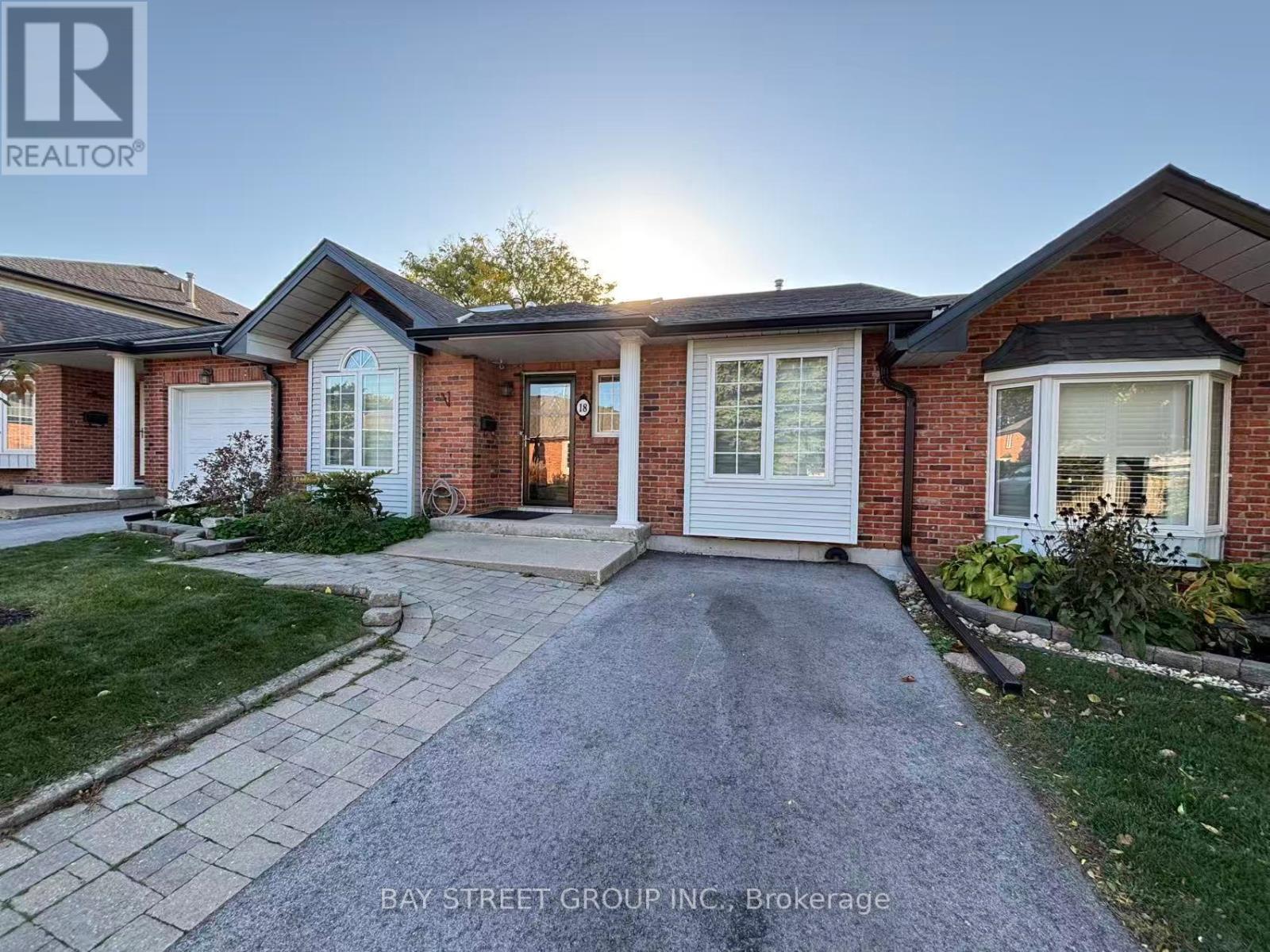 18 - 20 MEADOWLANDS BOULEVARD, Hamilton, Ontario