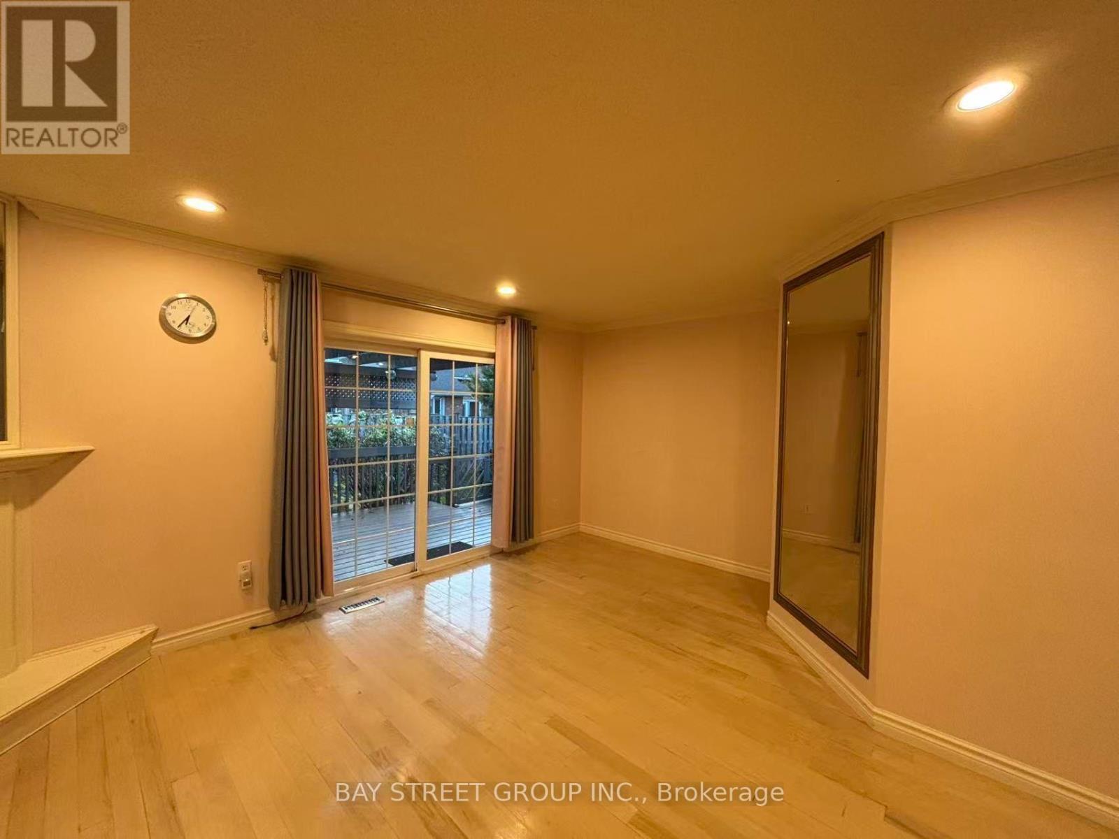 18 - 20 Meadowlands Boulevard, Hamilton, Ontario  L9K 1J5 - Photo 3 - X13885806
