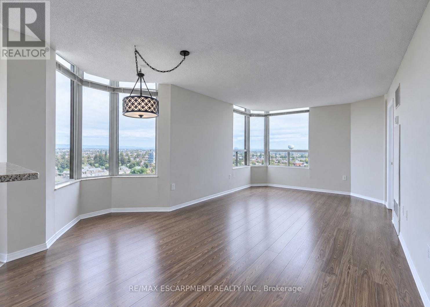 2009 - 1270 Maple Crossing Boulevard, Burlington, Ontario  L7S 2J3 - Photo 2 - W14030056
