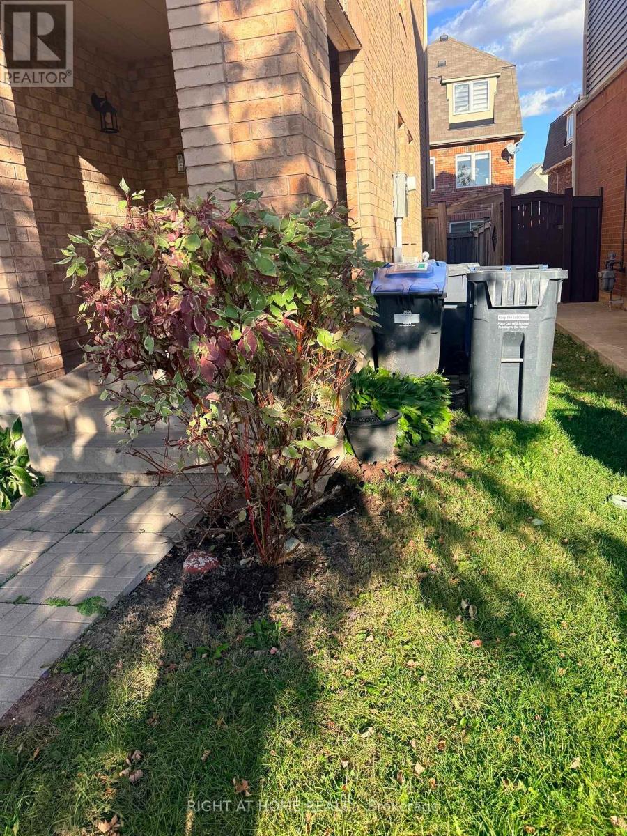 13 Lanternlight Lane, Brampton, Ontario  L7A 0T3 - Photo 3 - W14030060