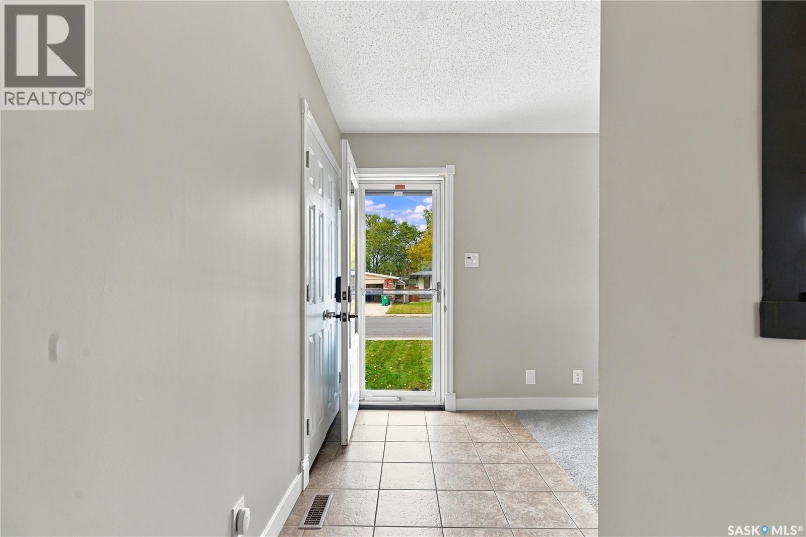 353 Guelph Crescent, Saskatoon, Saskatchewan  S7H 4R1 - Photo 3 - SK051002