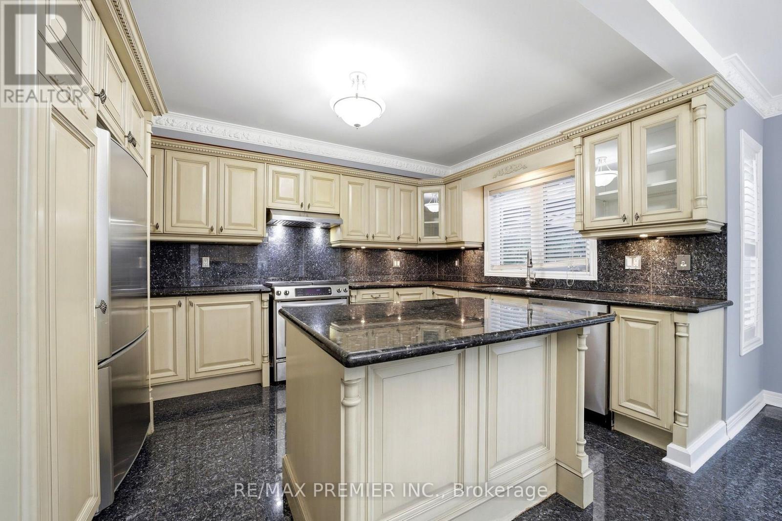 16 St Michele Place, Vaughan, Ontario  L4H 1H3 - Photo 12 - N14030500