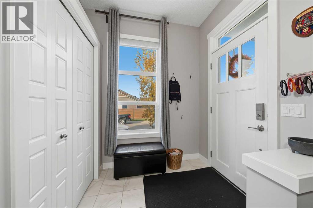 292 Chinook Gate Close Sw, Airdrie, Alberta  T4B 0R7 - Photo 2 - A2351058