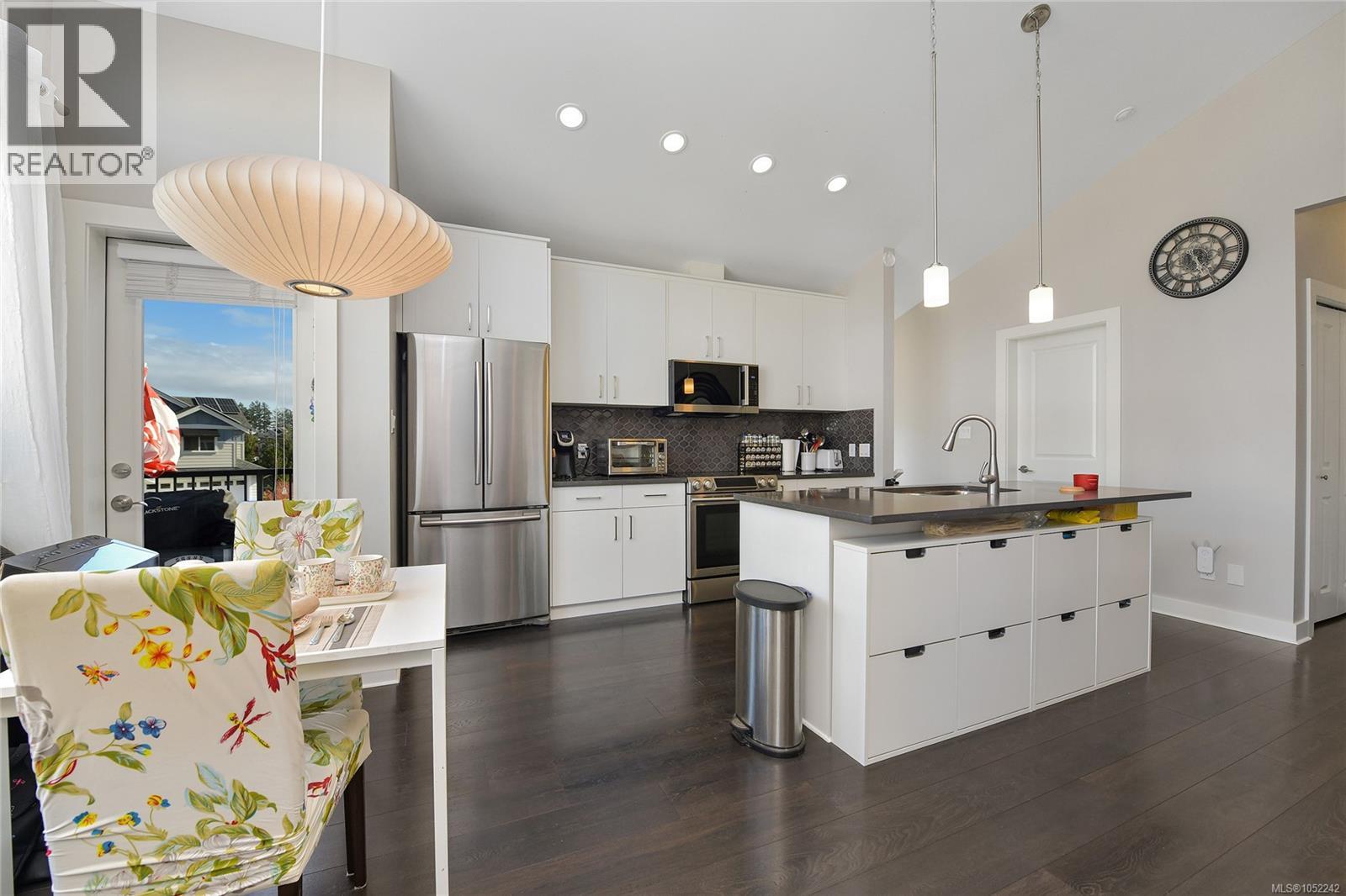 1005 Boeing Close