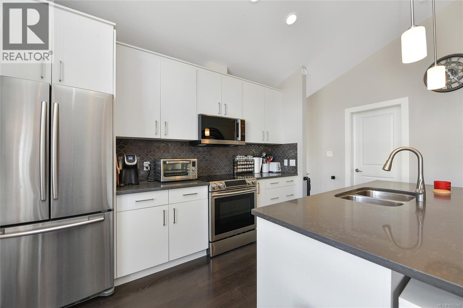 1005 Boeing Close