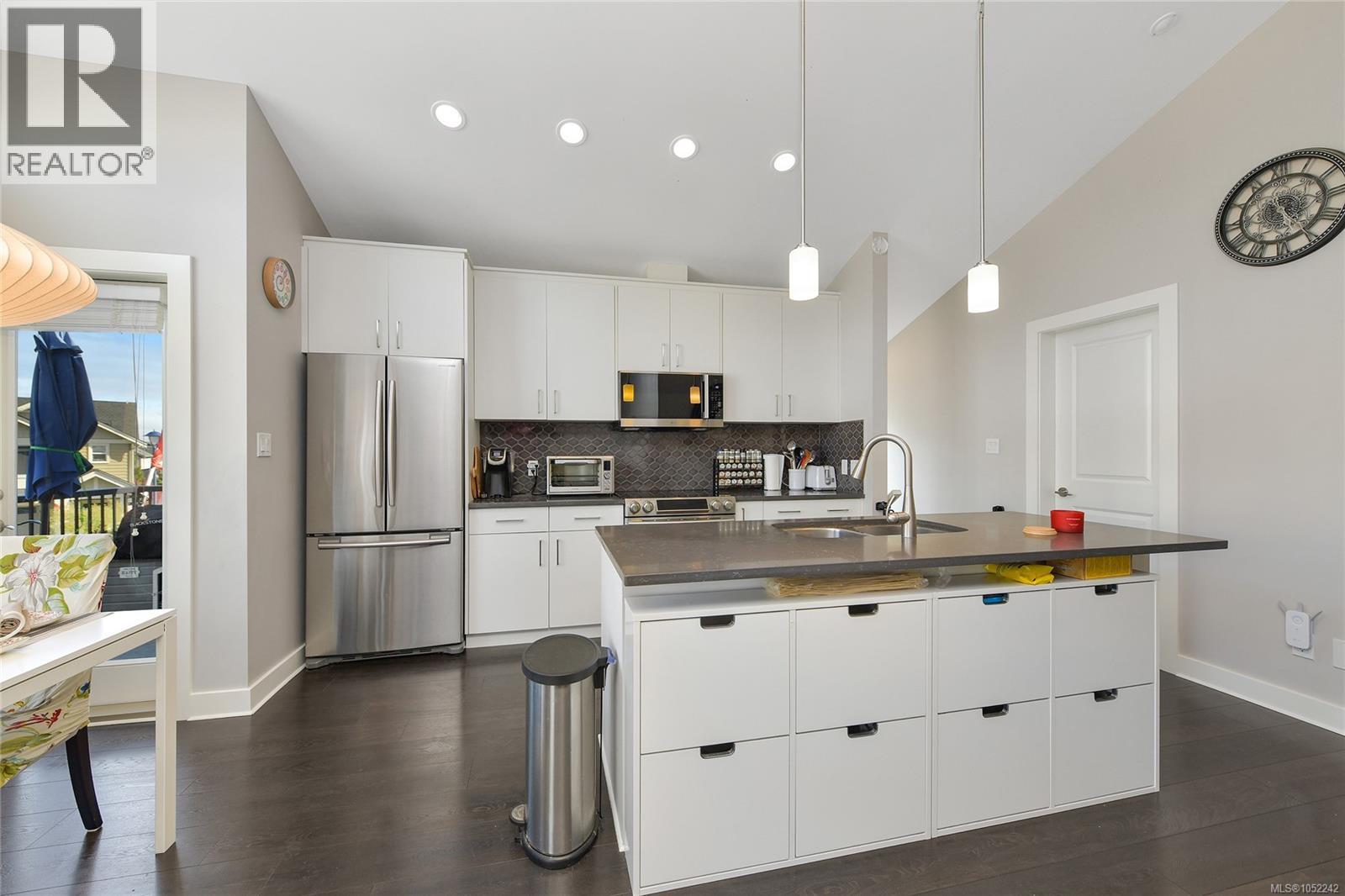 1005 Boeing Close