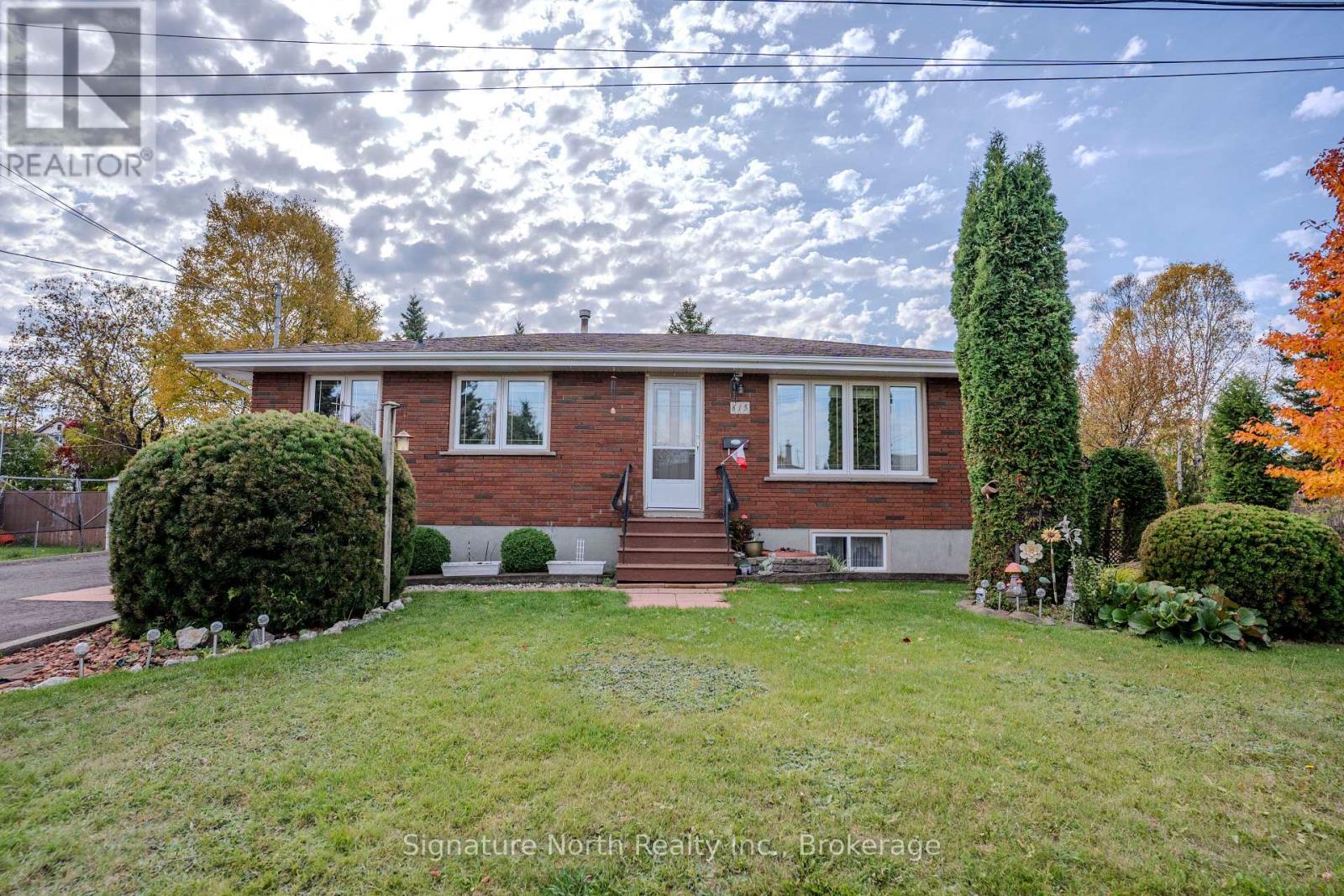 615 Hollylane Street, Thunder Bay, Ontario  P7B 2E9 - Photo 1 - X14031004