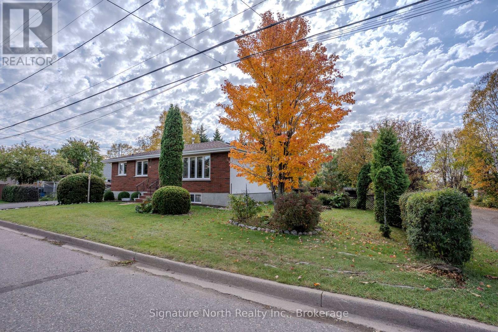 615 Hollylane Street, Thunder Bay, Ontario  P7B 2E9 - Photo 2 - X14031004
