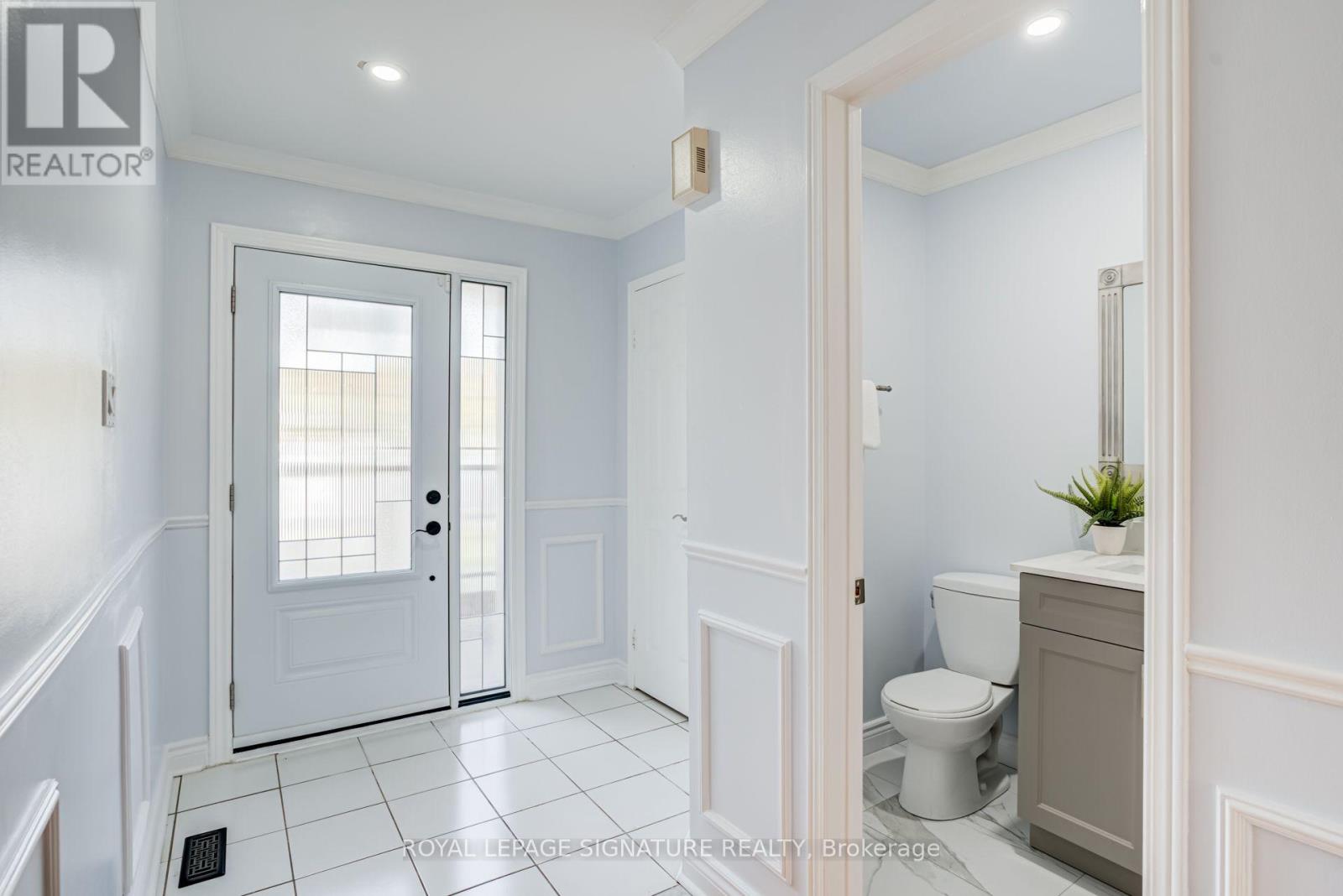 17 Thames Court, Richmond Hill, Ontario  L4B 1N5 - Photo 3 - N14031038