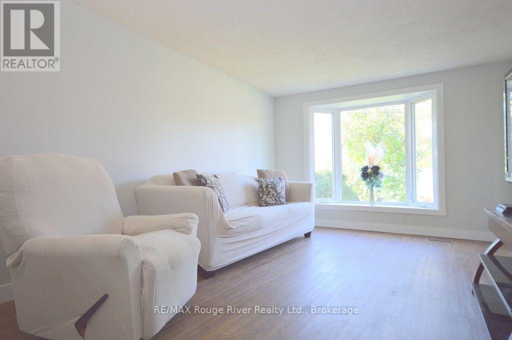 1084 Norman Crescent, Oshawa, Ontario  L1H 7X1 - Photo 5 - E14031274