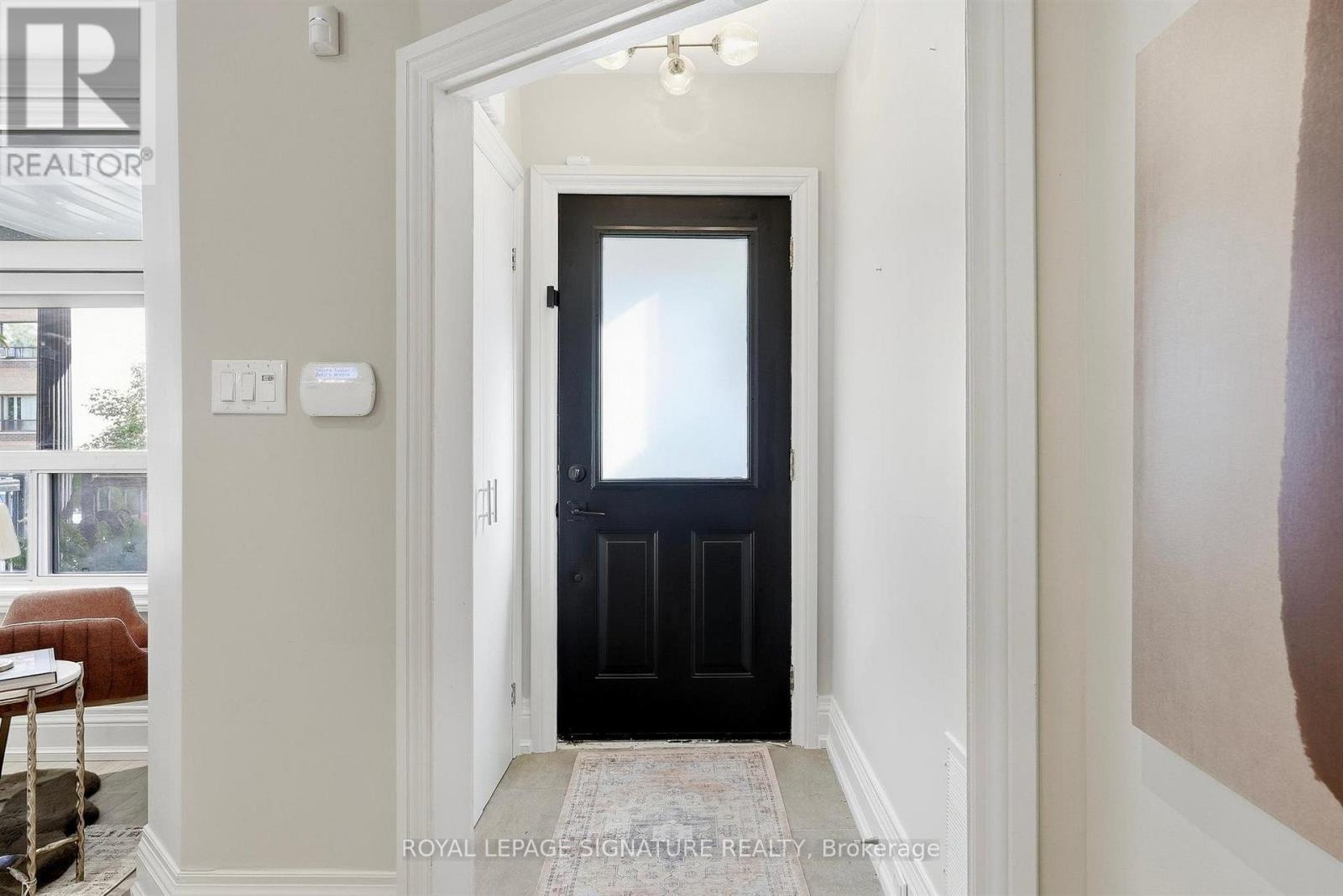 46 Hendrick Avenue, Toronto, Ontario  M6G 3S5 - Photo 4 - C14031168