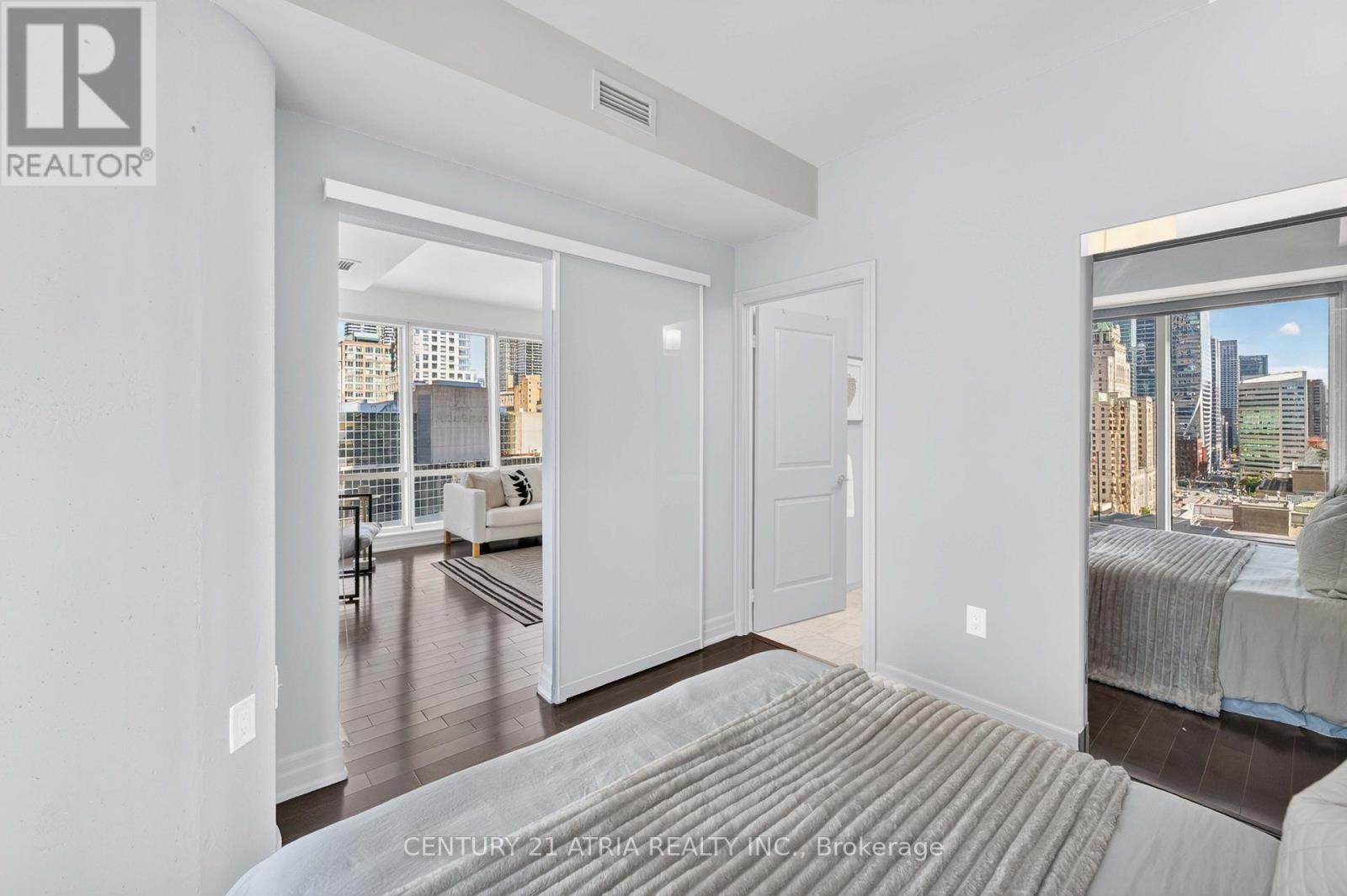 1605 - 8 The Esplanade, Toronto, Ontario  M5E 0A6 - Photo 18 - C14031278