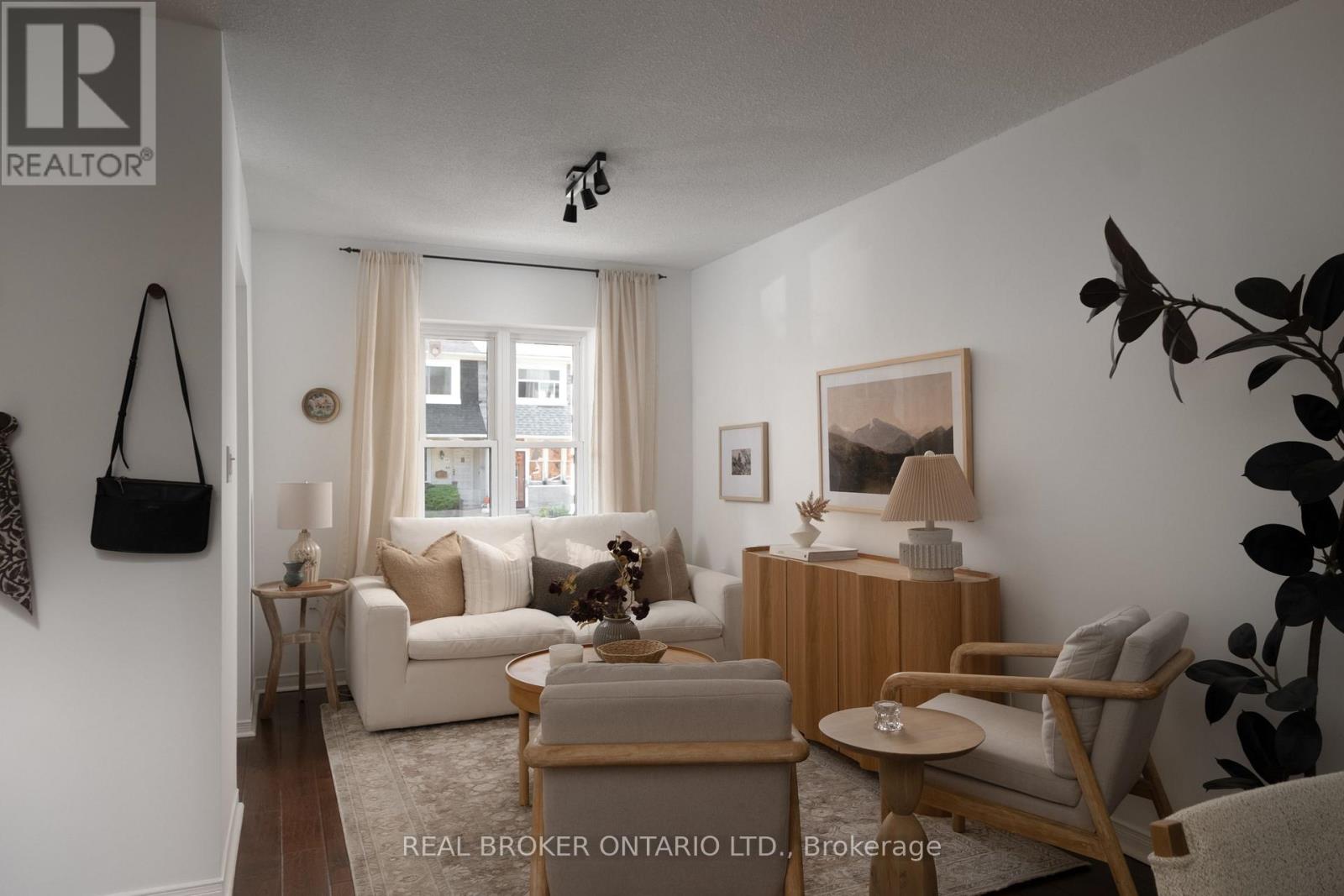 59 Bastedo Avenue, Toronto, Ontario  M4C 3M8 - Photo 3 - E14031102