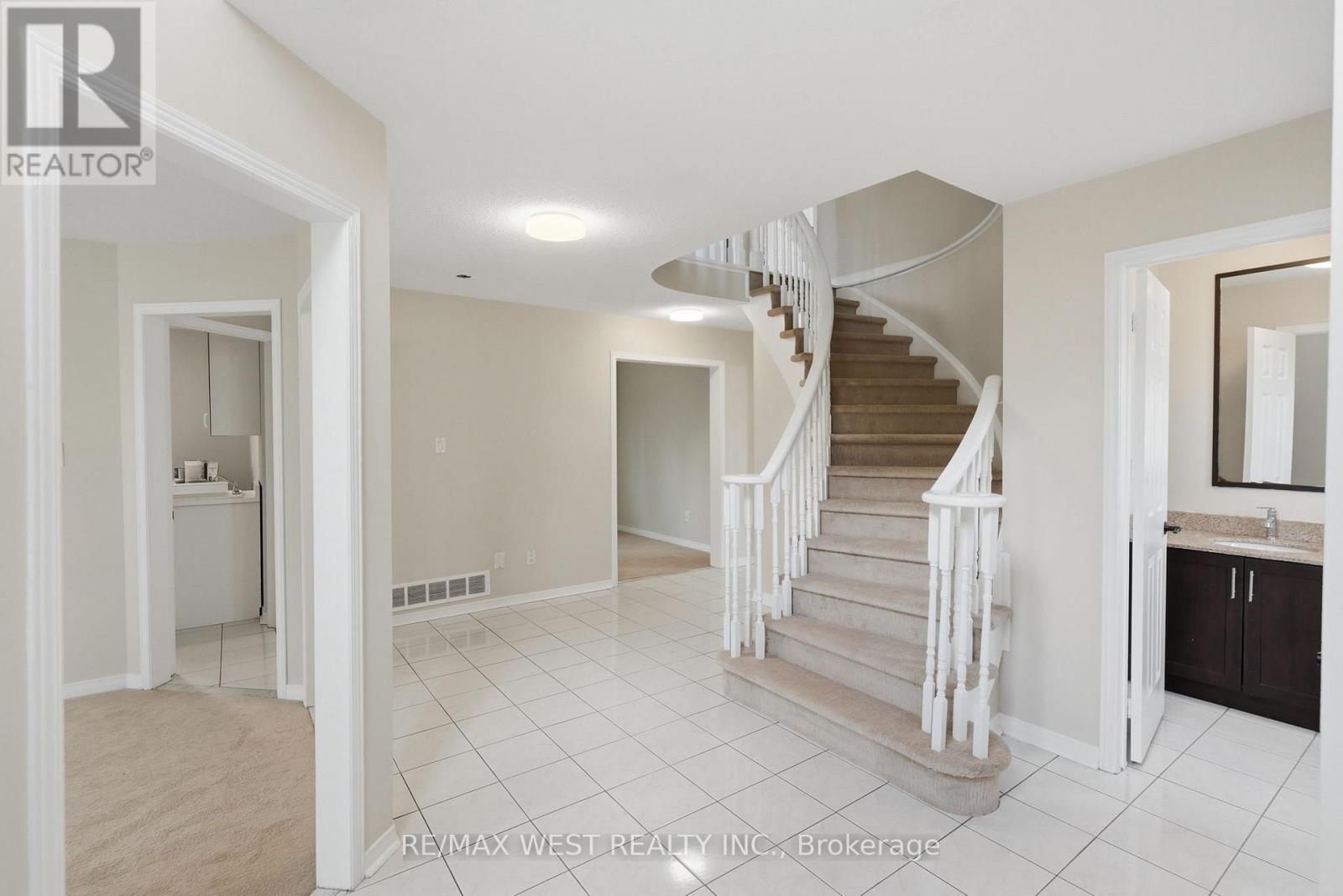 60 Furrow Drive, Whitby, Ontario  L1R 1Y7 - Photo 4 - E14031120