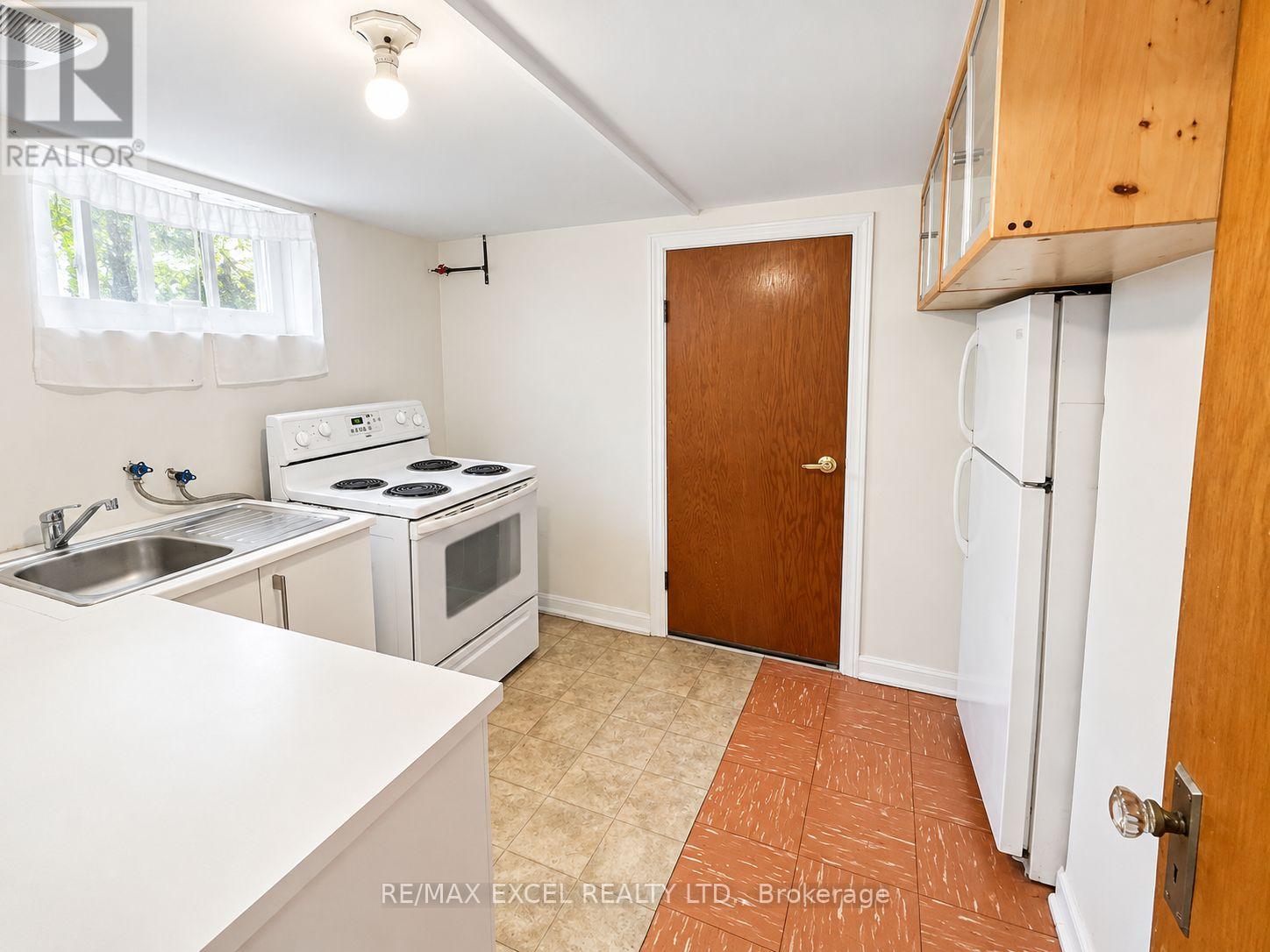 11 Hutton Avenue, Toronto, Ontario  M4C 3L2 - Photo 4 - E14007726
