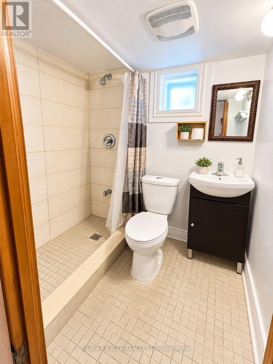 11 Hutton Avenue, Toronto, Ontario  M4C 3L2 - Photo 10 - E14007726