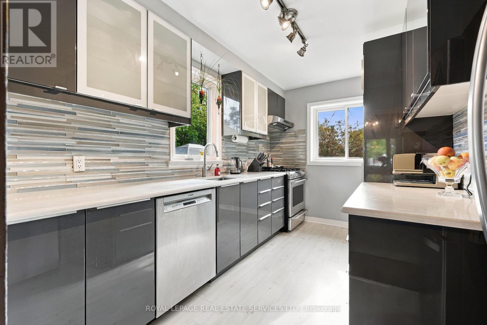 89 Yorkview Drive, Toronto (Stonegate-Queensway), Ontario  M8Z 2G3 - Photo 7 - W14031484