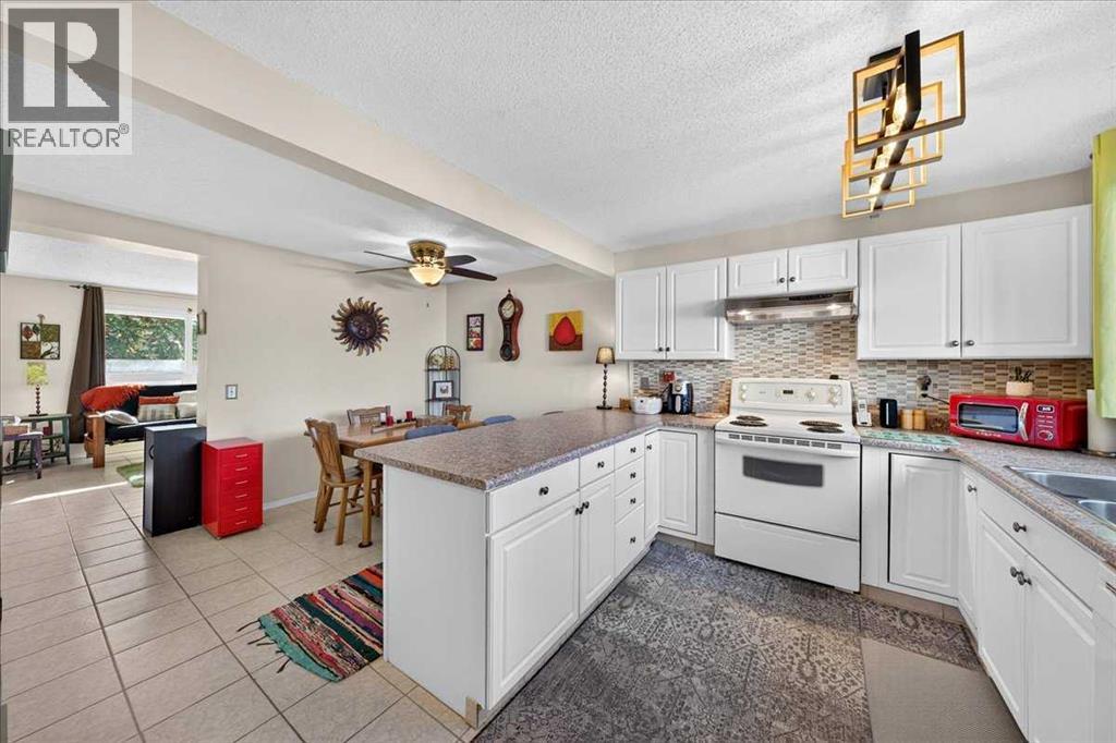 130 Woodmont Terrace SW, Calgary, Alberta  T2W 4Z4 - Photo 13 - A2351852