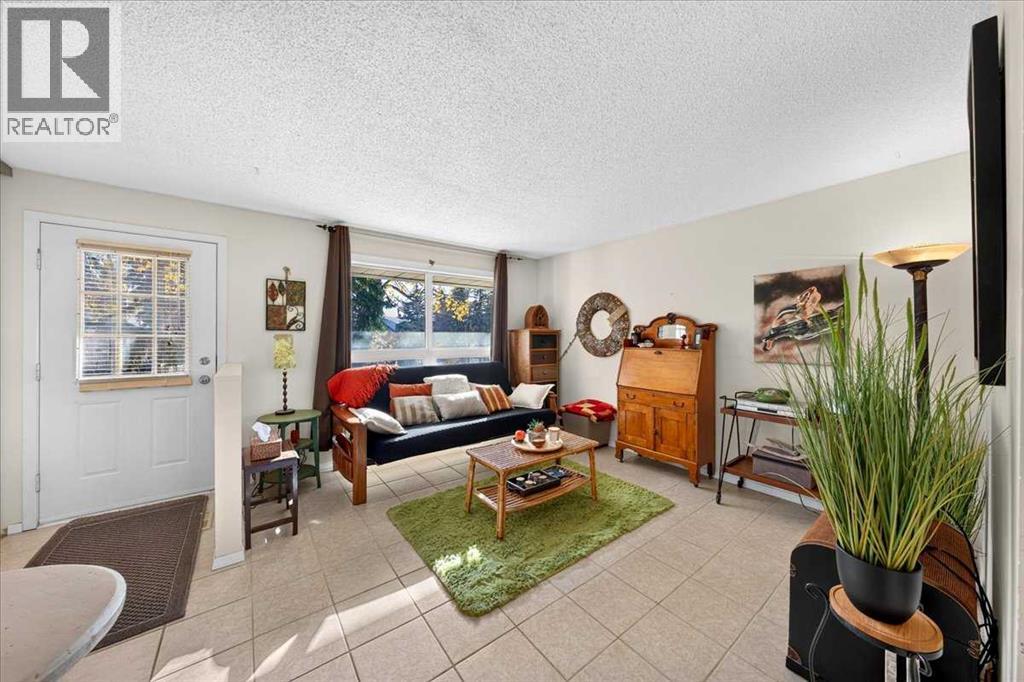 130 Woodmont Terrace SW, Calgary, Alberta  T2W 4Z4 - Photo 4 - A2351852