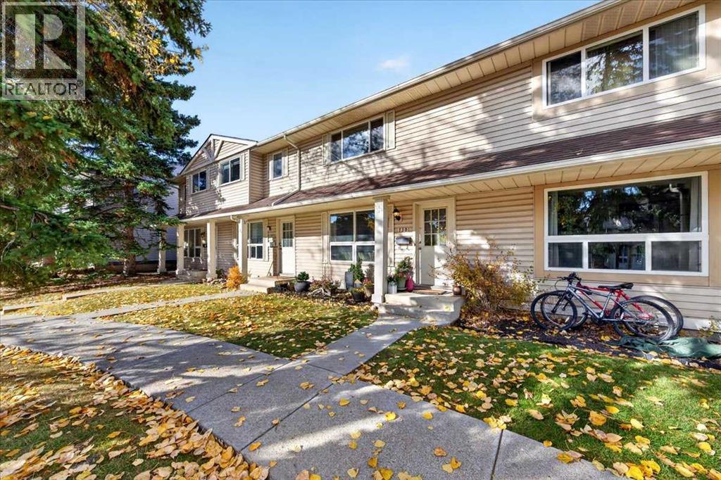 130 Woodmont Terrace SW, Calgary, Alberta  T2W 4Z4 - Photo 3 - A2351852