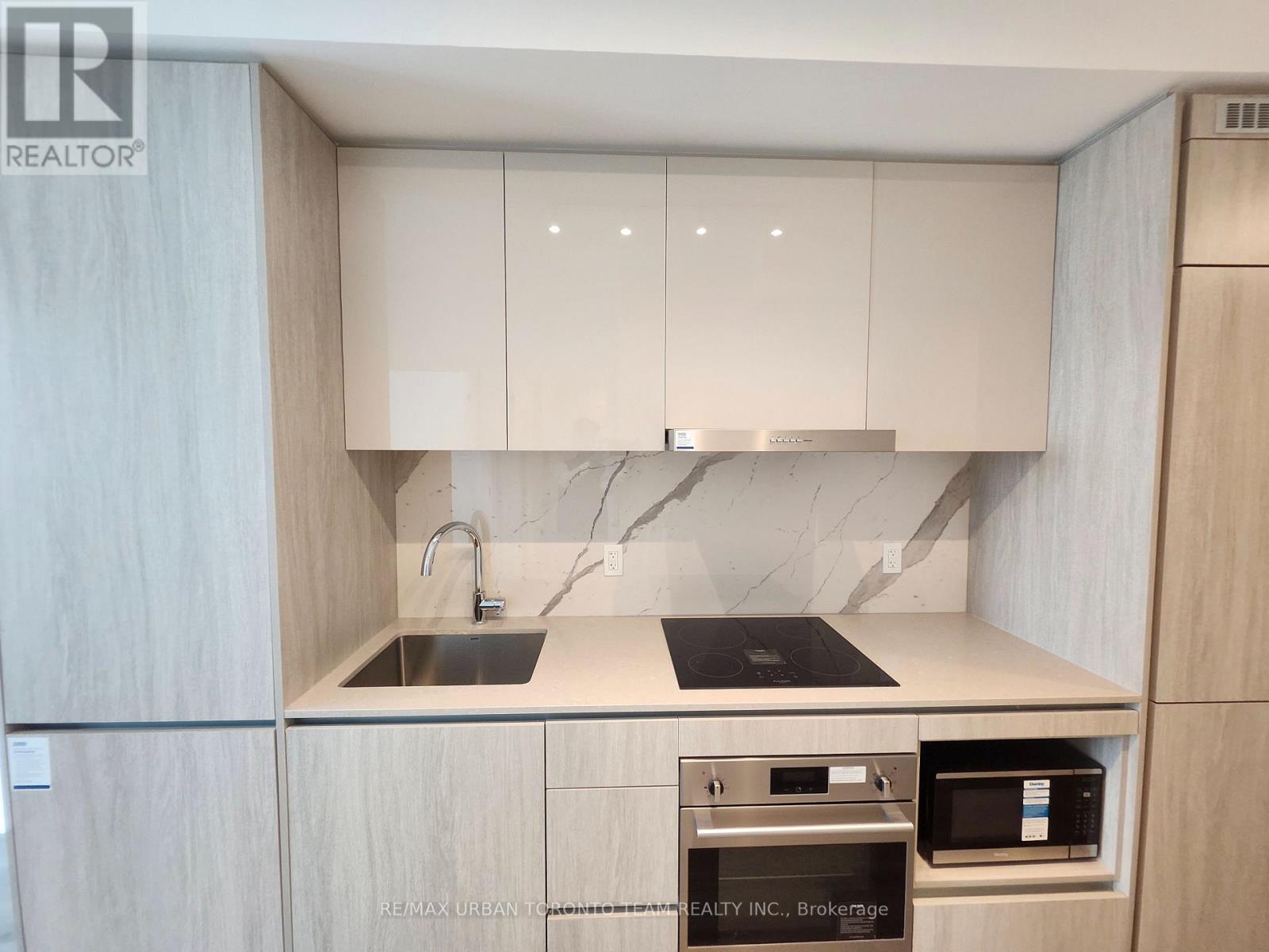 1215 - 28 Interchange Way, Vaughan (Vaughan Corporate Centre), Ontario  L4K 0P8 - Photo 3 - N14031824