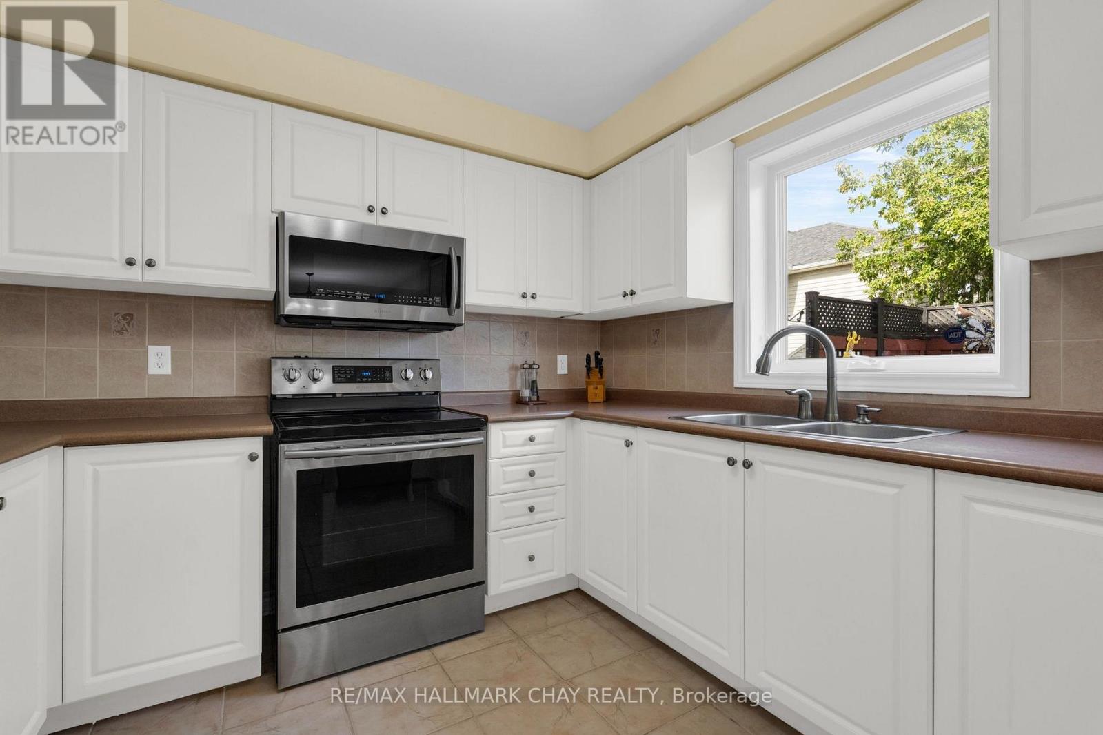 6 Whispering Pine Place, Barrie, Ontario  L4N 9R9 - Photo 7 - S14031892