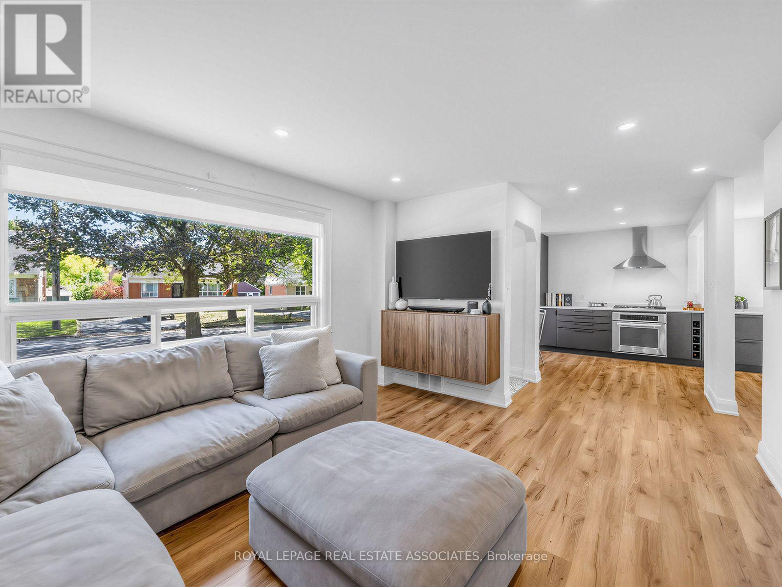 36 Jodphur Avenue, Toronto, Ontario  M9M 2J4 - Photo 4 - W14031864